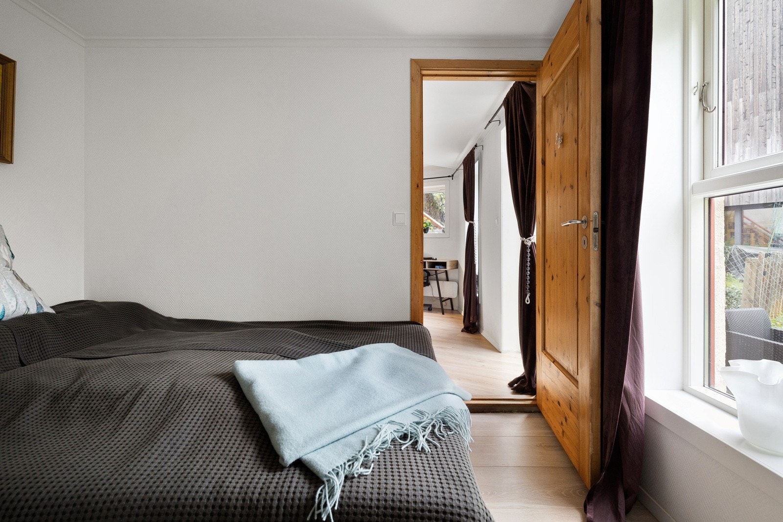 Hybel - Rommet har god plass til dobbeltseng og er innredet med et plassbygd skap. Galleribilde