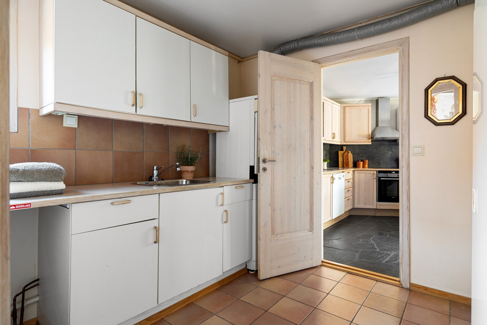 Vaskerommet er utstyrt med en praktisk vaskeromsinnredning, integrert styrkebrett og en praktisk skittentøyssjakt direkte ned fra hovedbadet. Galleribilde