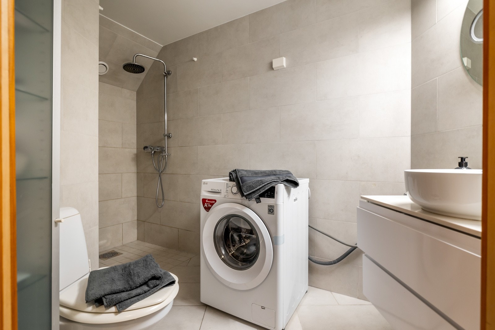 Hybel - Flislagt bad som ble oppgradert i 2020 med nye fliser, moderne innredning, termostat og smøremembran. Det er videre utstyrt med opplegg for vaskemaskin. Galleribilde