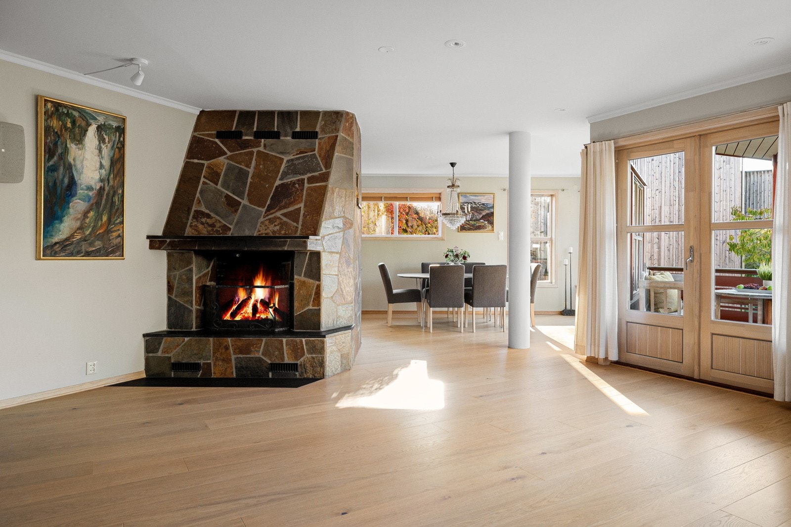 Den elegante peisen gir både varme og en hyggelig atmosfære til rommet. Galleribilde