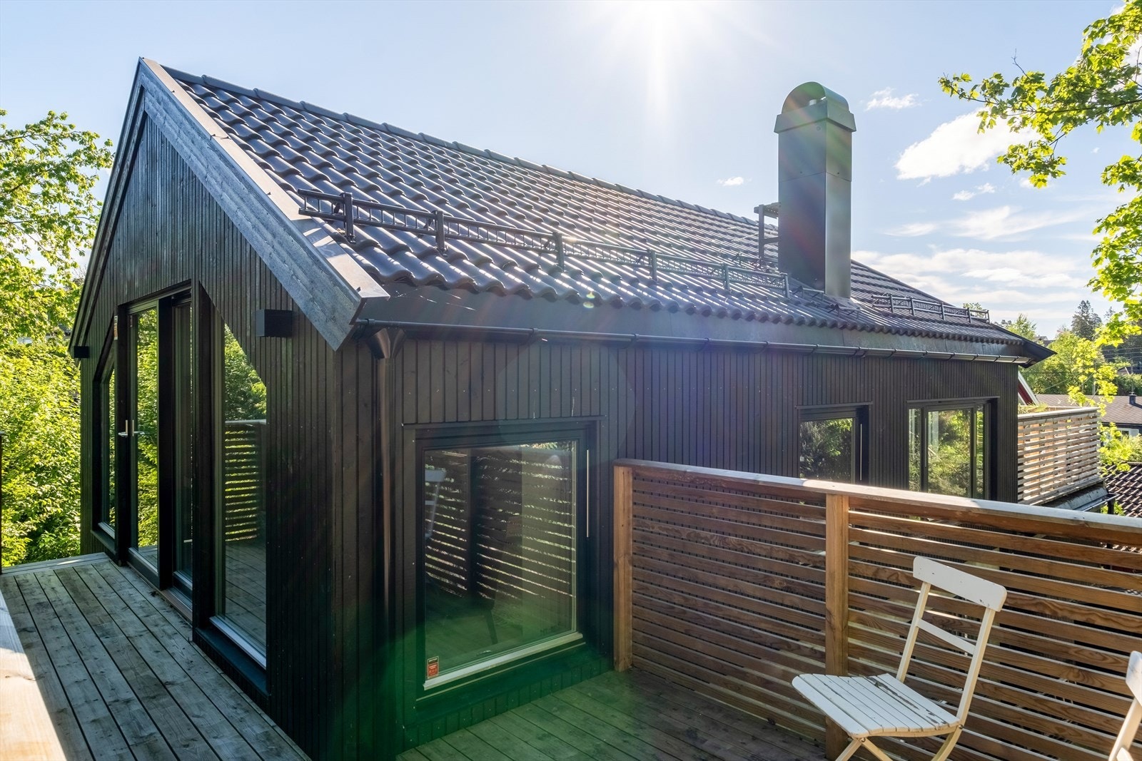 Huset har to terrasser, en i hver ende av stuen Galleribilde