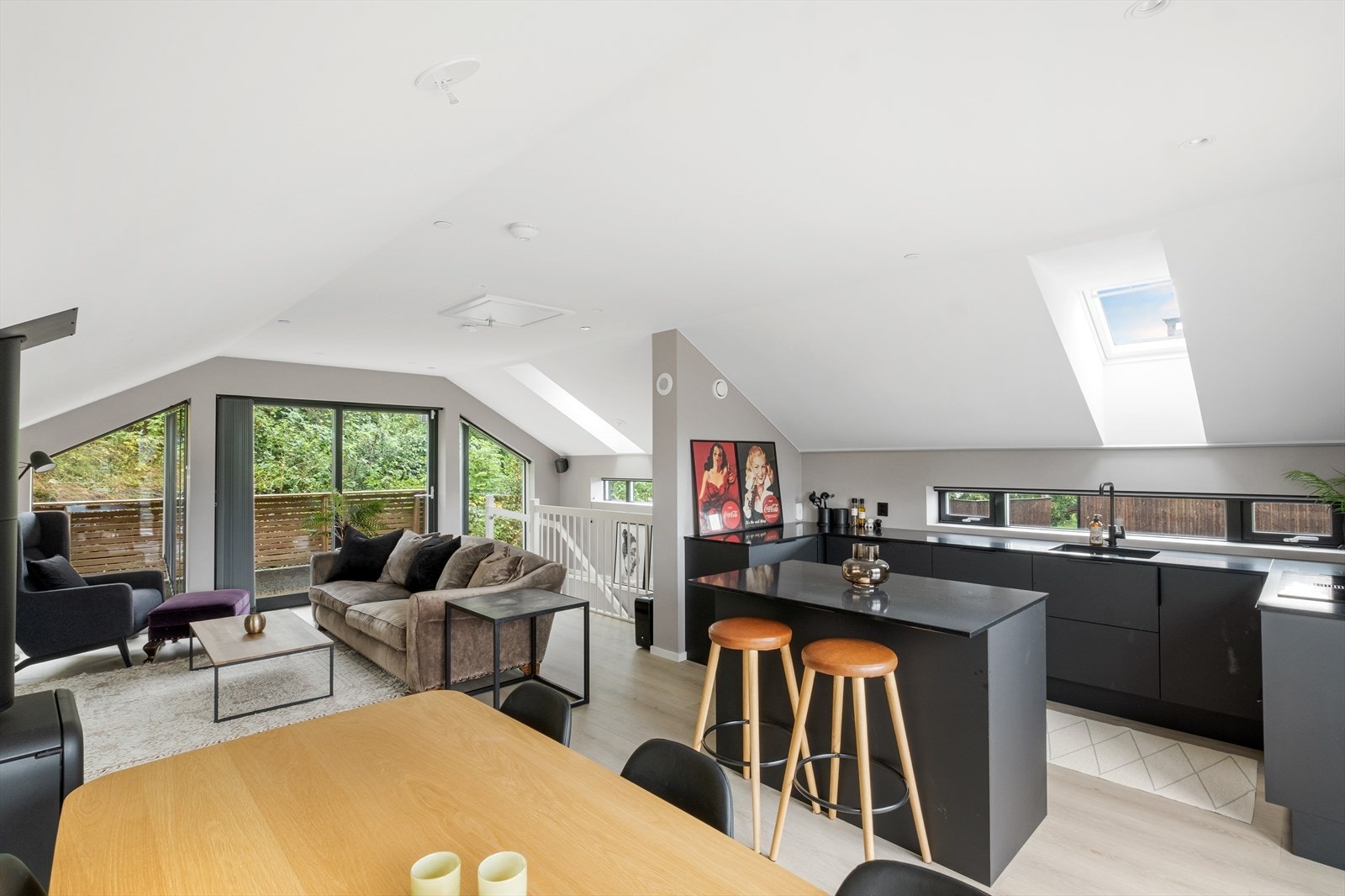 Boligen fremstår meget representativ og velholdt Galleribilde