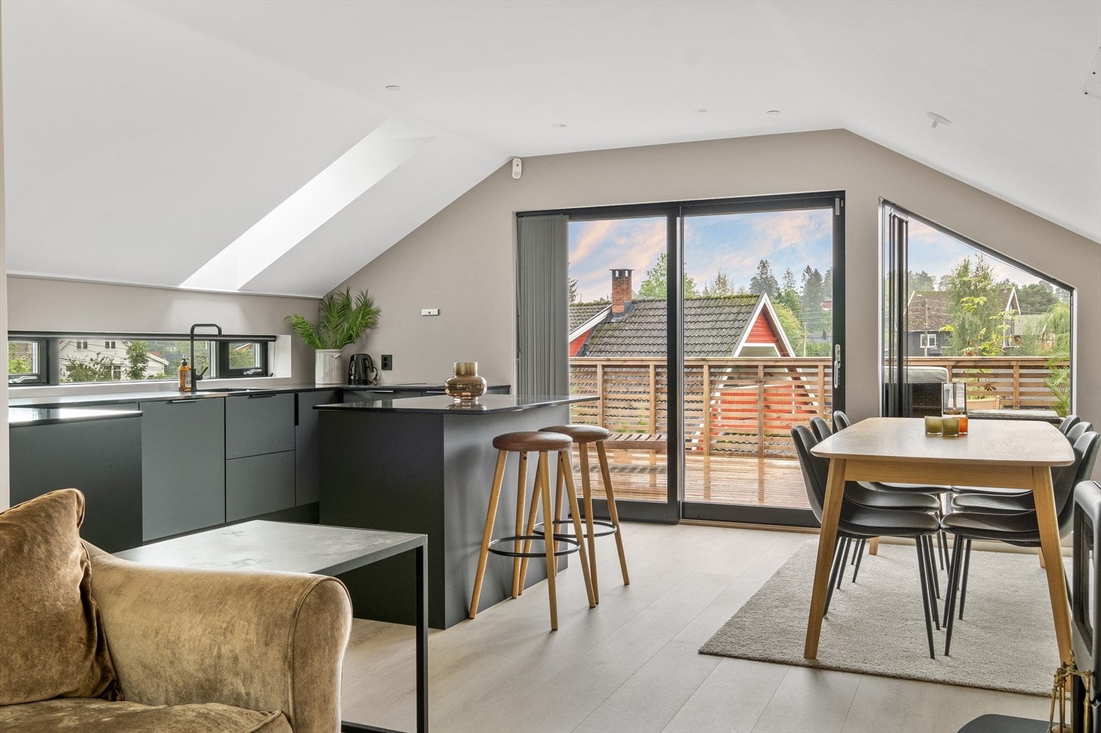 Kjøkken/spisestue med idyllisk utsyn og en sosial kjøkkenøy. Galleribilde