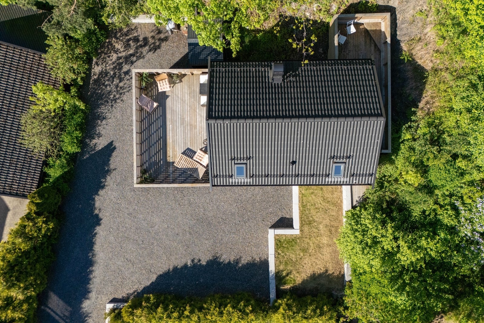 Eiendommen ligger solrikt og tilbaketrukket i et veletablert og rolig boligområde på Mellom-Nes, ett av de mest sjarmerende områdene i Asker Galleribilde