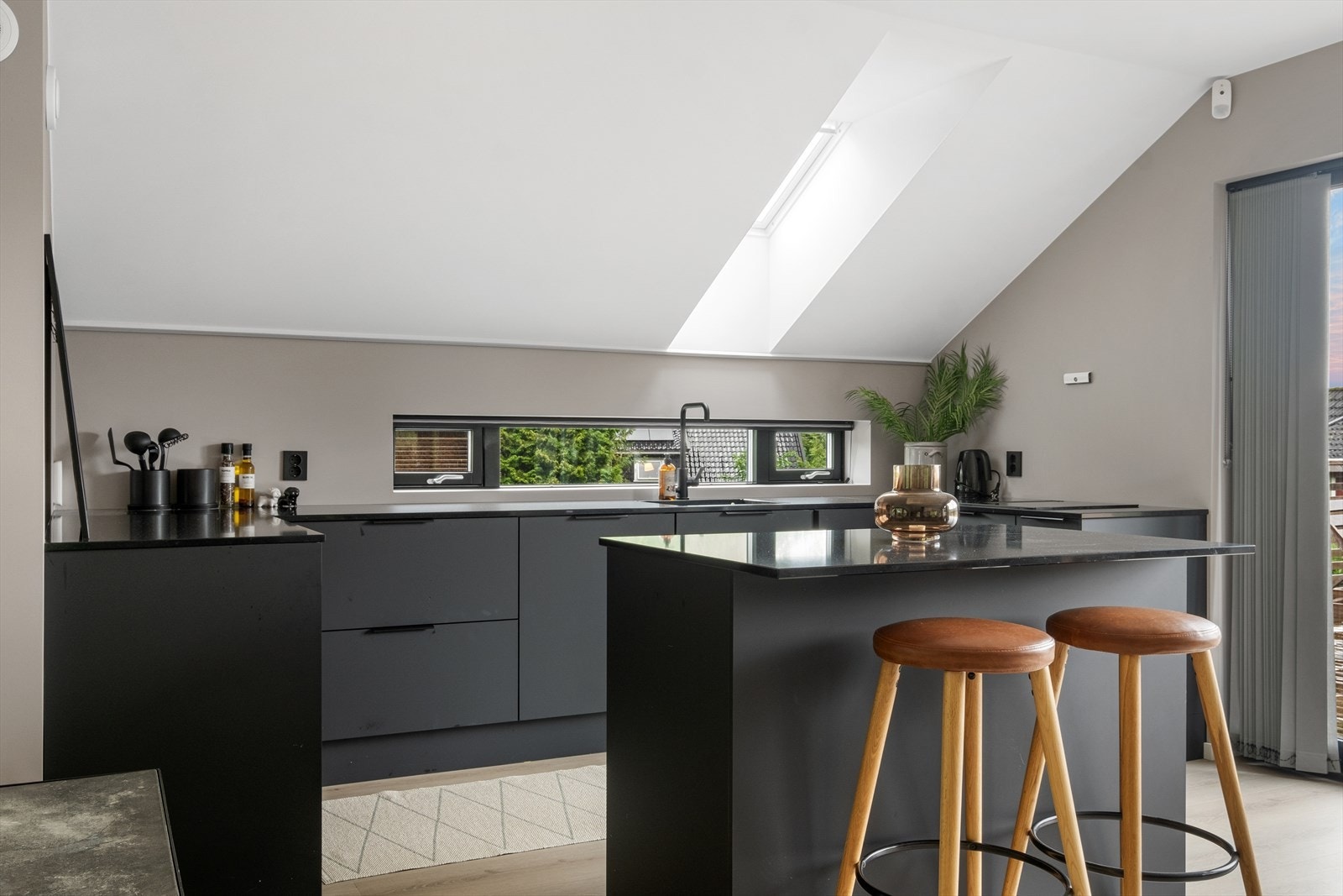 Eksklusivt kjøkken med mye skap- og benkeplass. Galleribilde