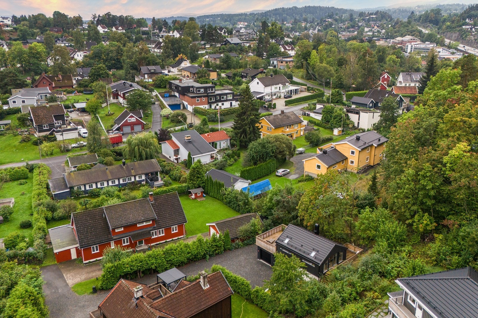 Eiendommen ligger solrikt og tilbaketrukket i et veletablert og rolig boligområde på Mellom-Nes, ett av de mest sjarmerende områdene i Asker Galleribilde