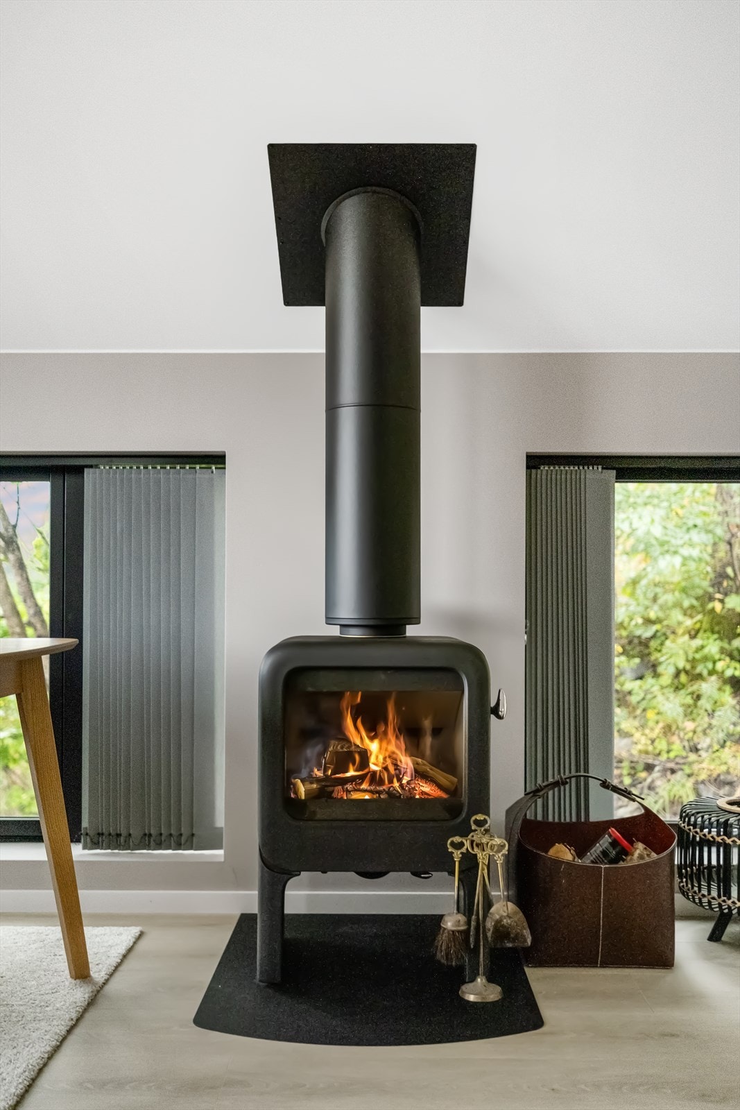 Stuen er utstyrt med lekker vedovn som gir god varme på kalde vinterdager. Galleribilde