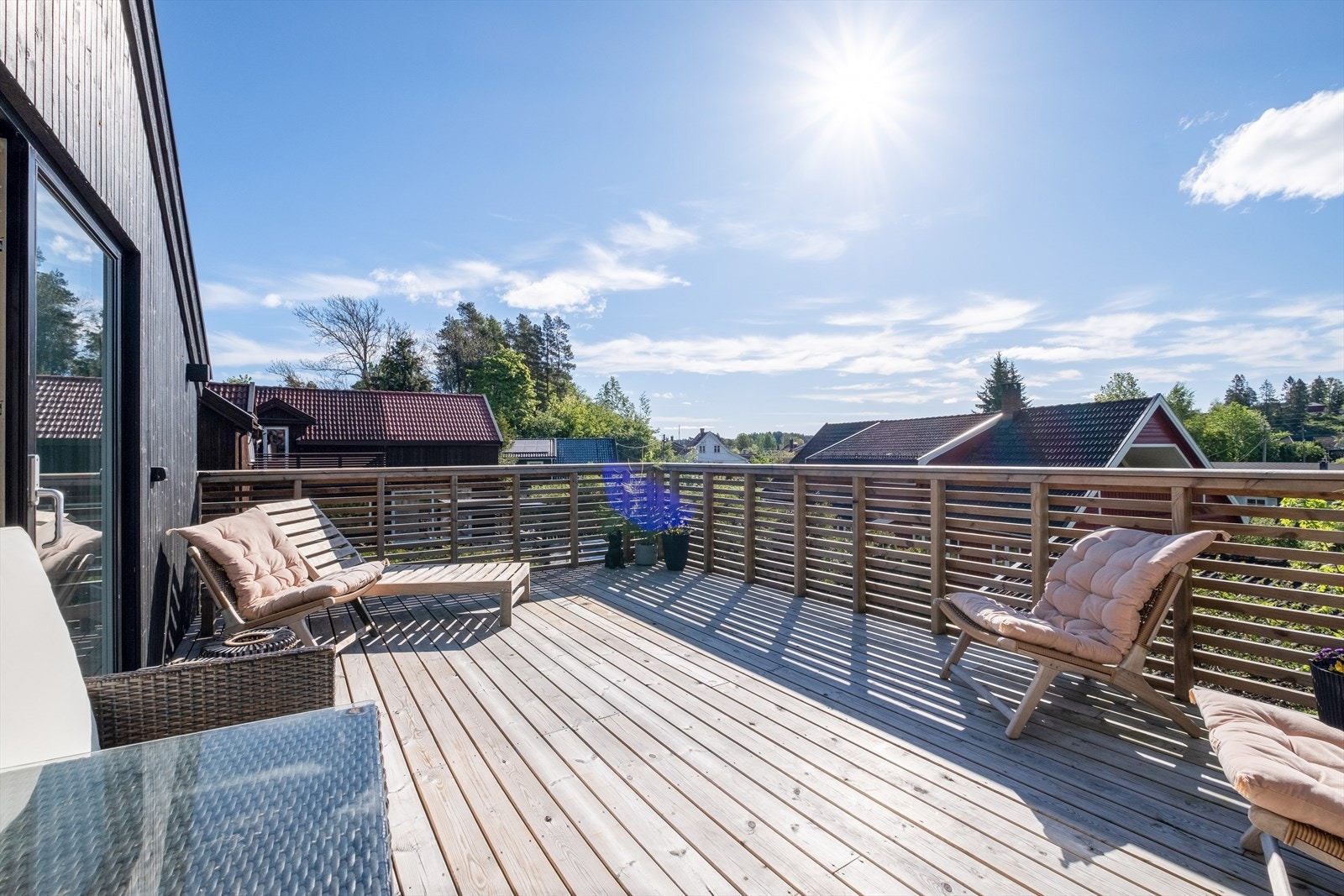 Solrik takterrasse på 23 kvm, perfekt for late sommerdager. Galleribilde