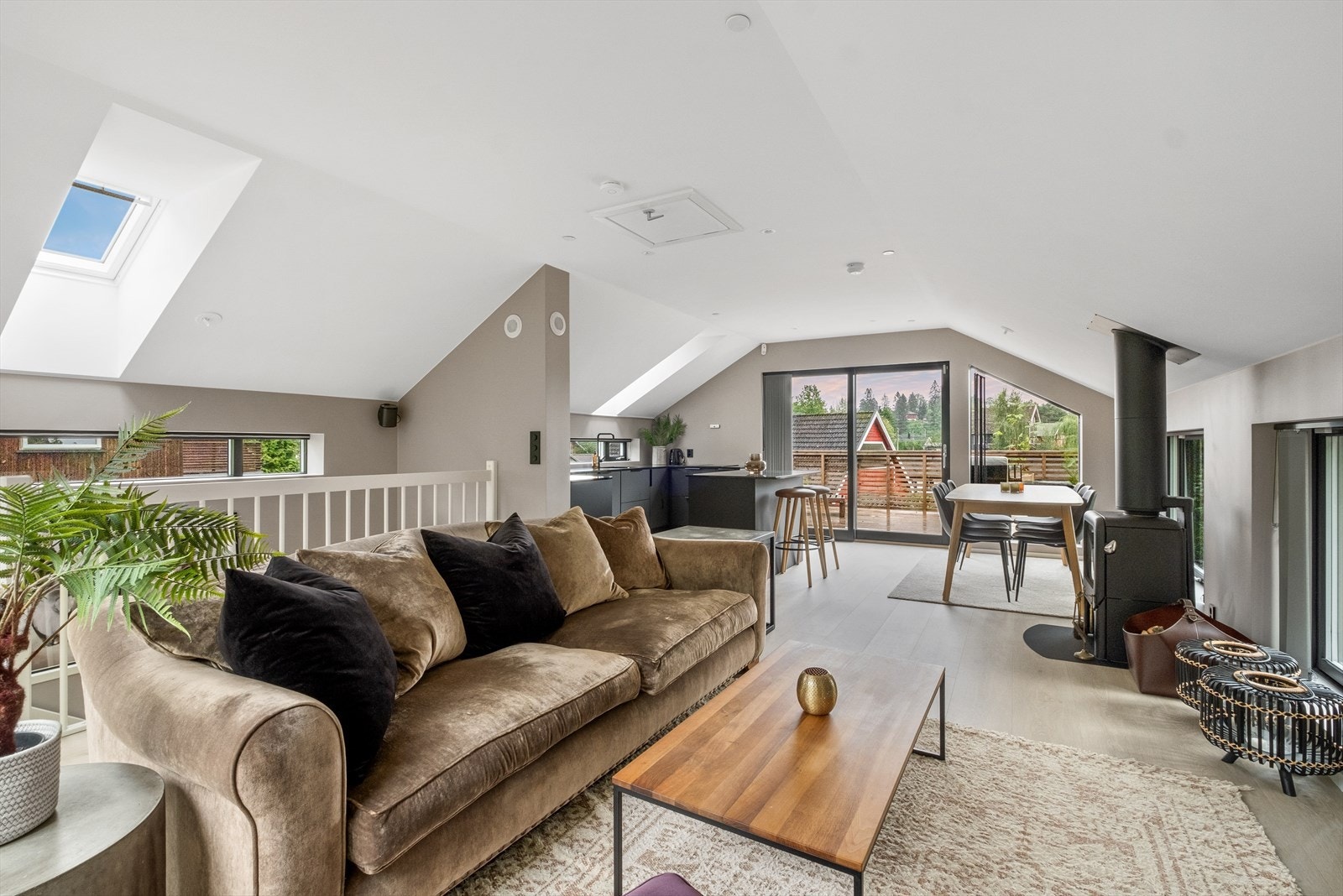 De store vindusflatene skaper en luftig atmosfære. Galleribilde