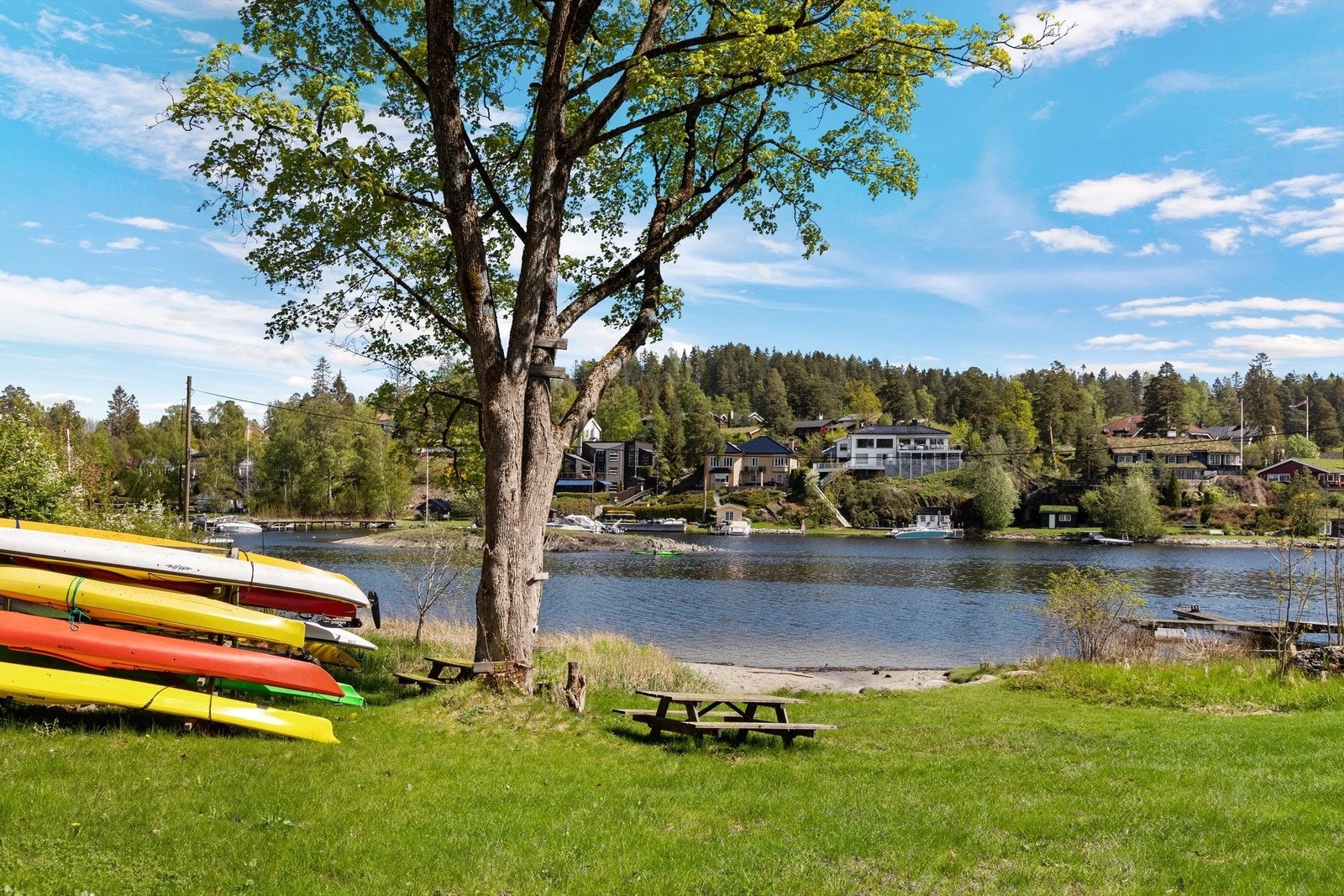 Hyggelig grøntområde og badeplass rett vev Galleribilde