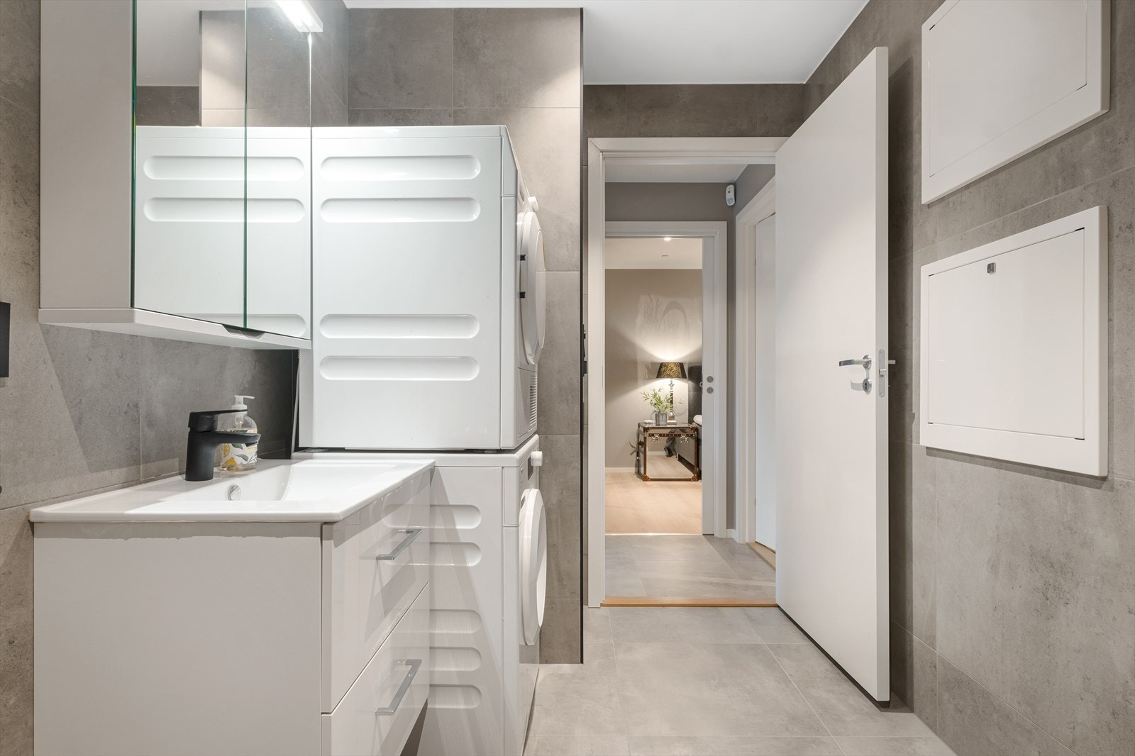 Badet har god plass til både vaskemaskin og tørketrommel Galleribilde