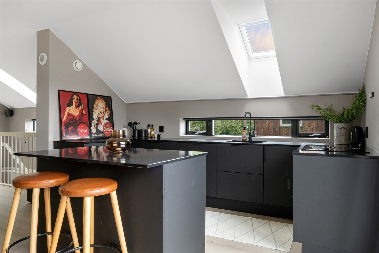 Elegant kjøkken med slitesterk og stilren benkeplate i granitt. Galleribilde