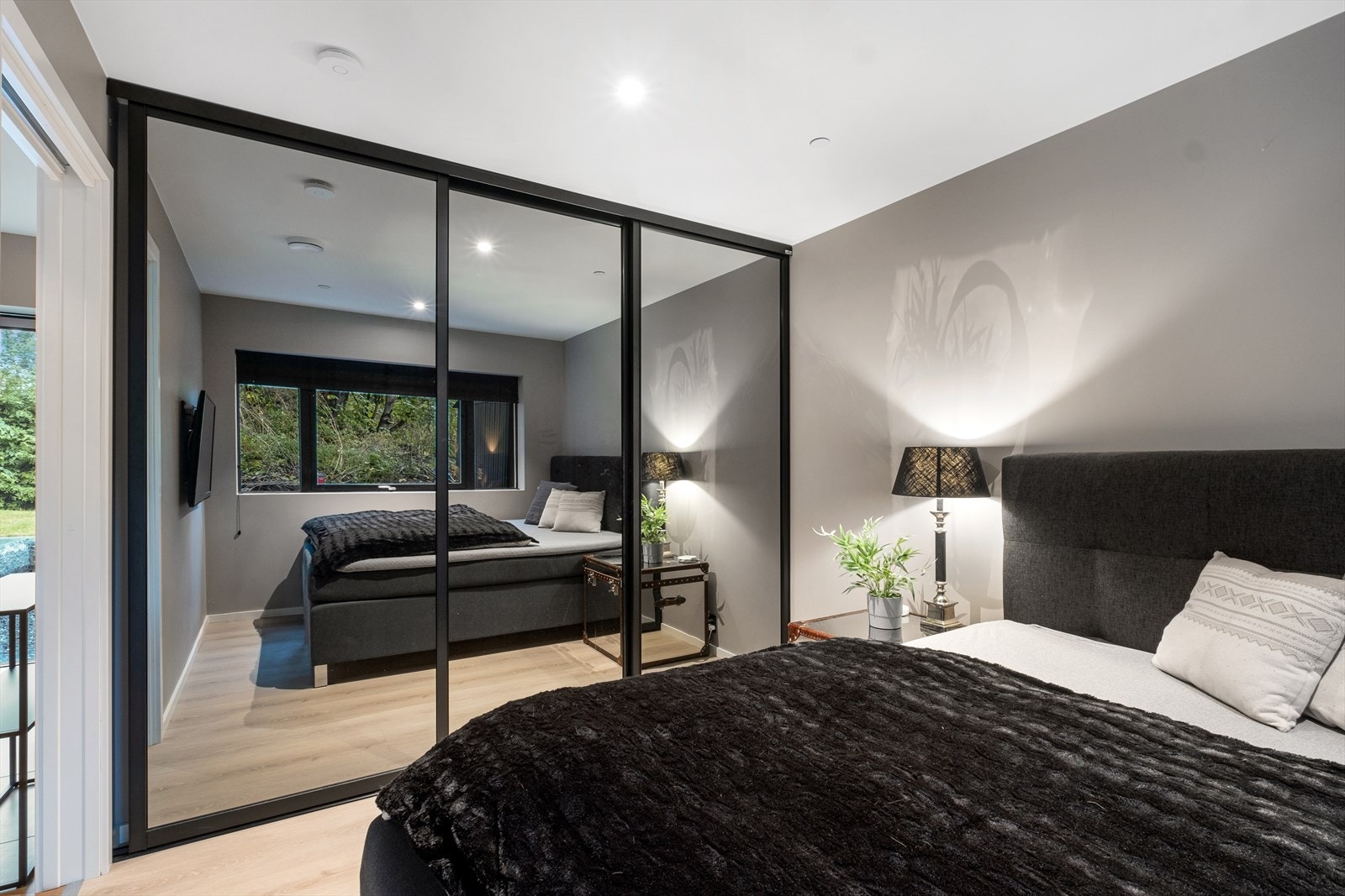 Hovedsoverommet er innredet med romslig skyvedørsgarderobe. Galleribilde