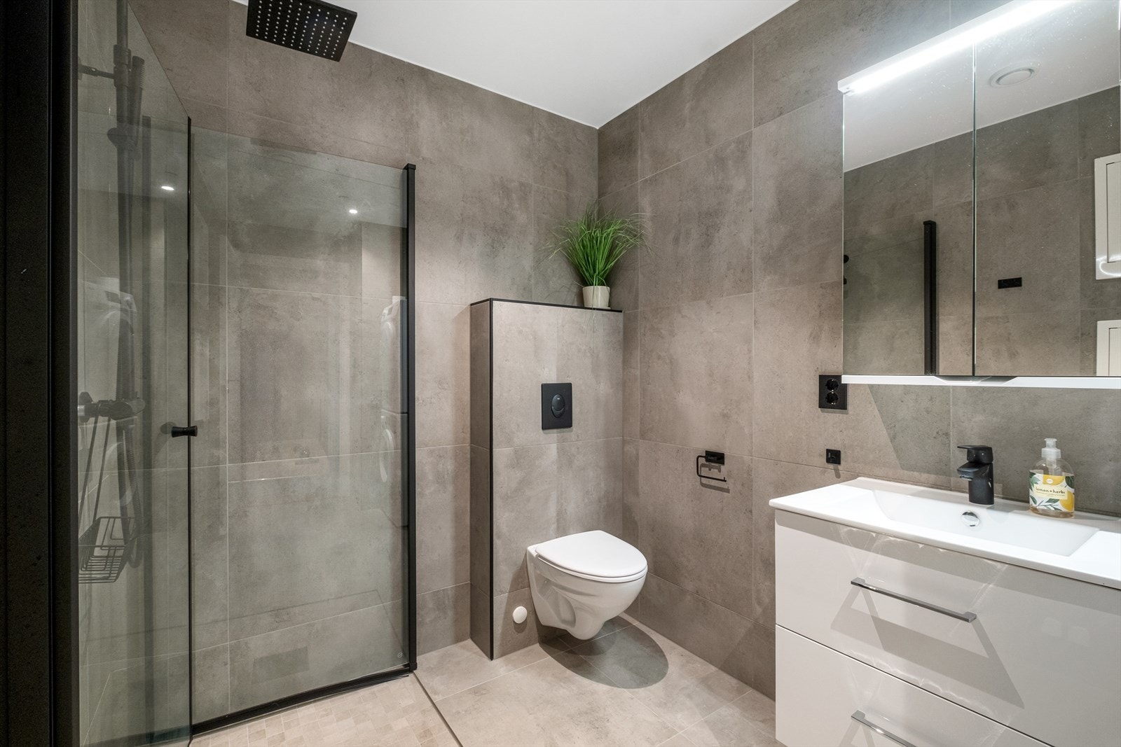 Moderne og tidløst utformet bad. Galleribilde