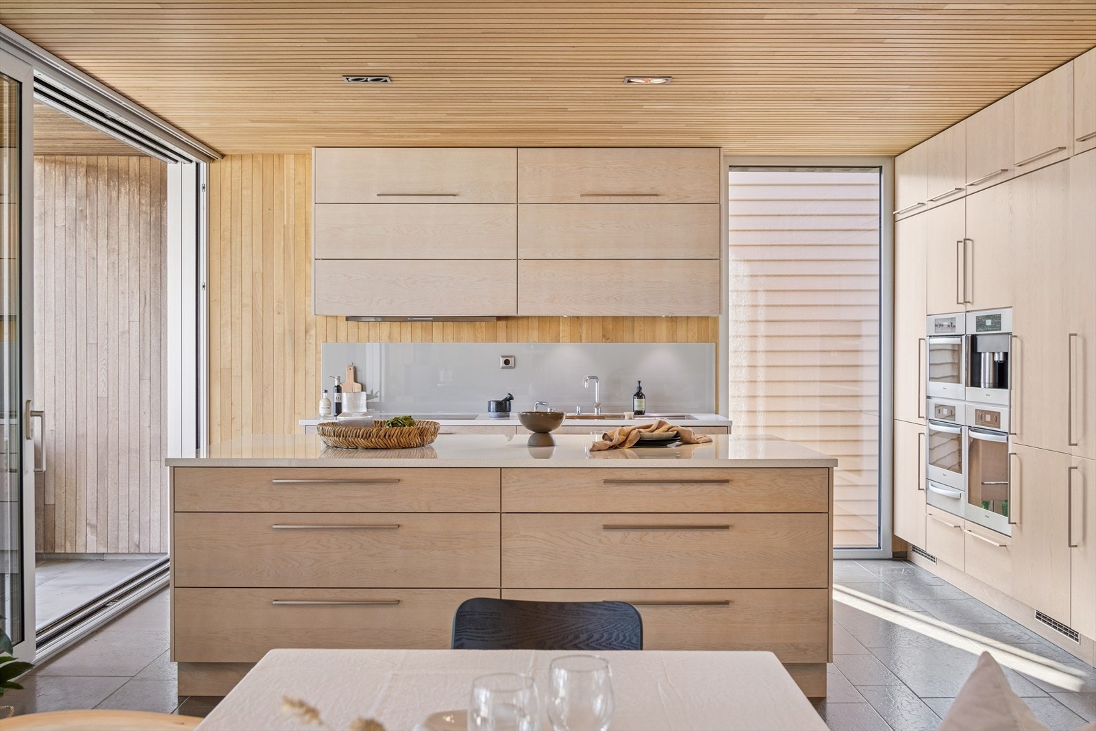 Gjennomgående for boligen er materialvalg av høy kvalitet. Lekkert Hamran-kjøkken med eksklusiv kjøkken-øy. Galleribilde