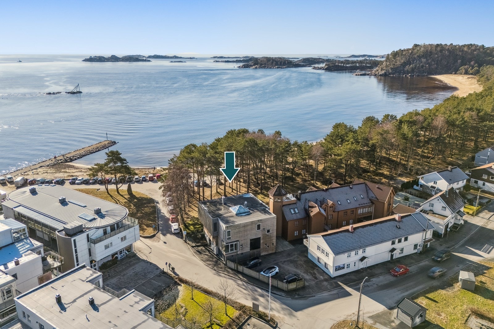 En bolig som må oppleves - med byens beste beliggenhet på Piren har du Sjøsanden rett utenfor døren, og umiddelbar tilgang til ett av Norges vakreste turområder - idylliske Furulunden. Galleribilde