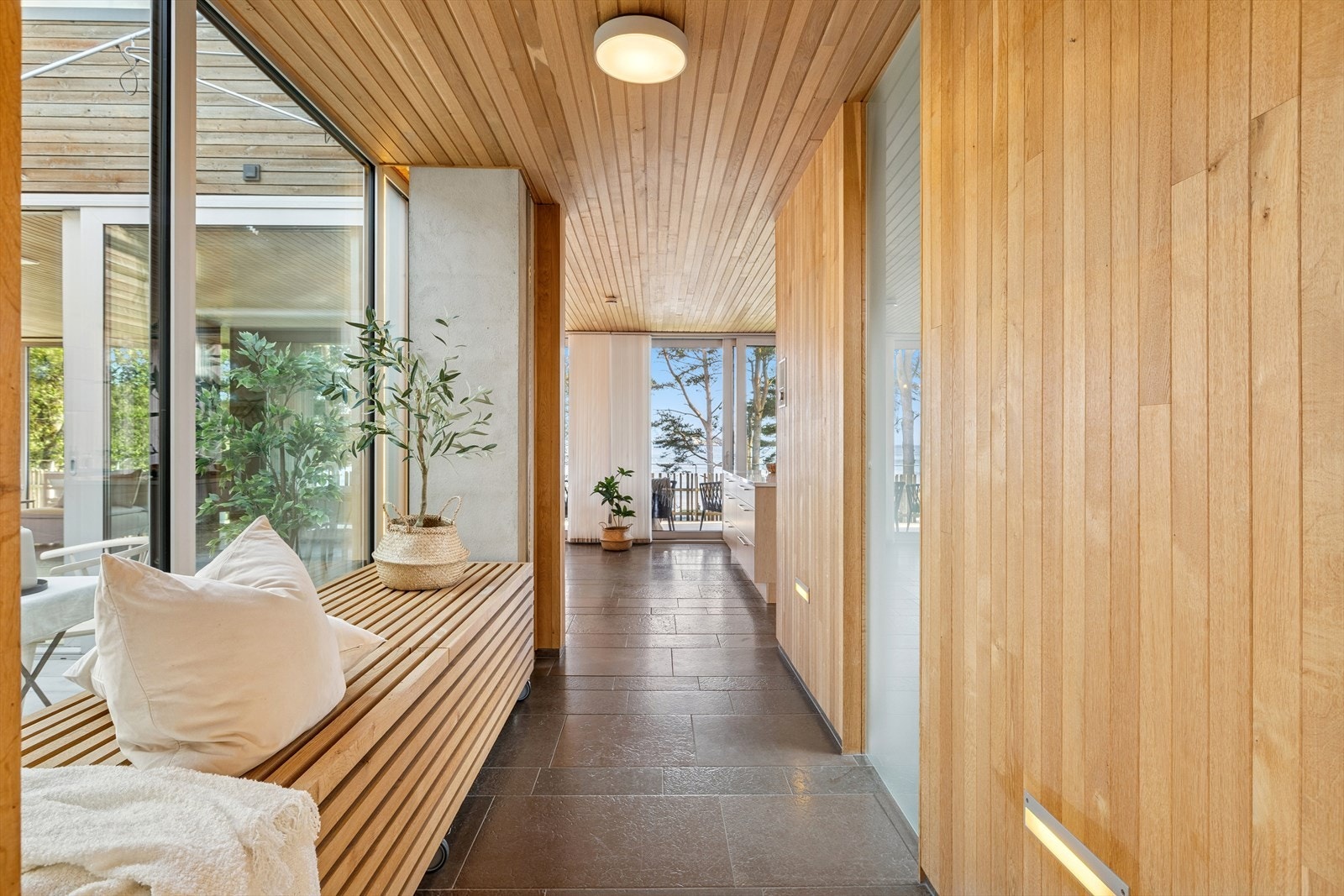 Mellomgang fra heisadkomst. Her er det også tilgang til praktisk vaskerom og ekstra toalettrom. Galleribilde