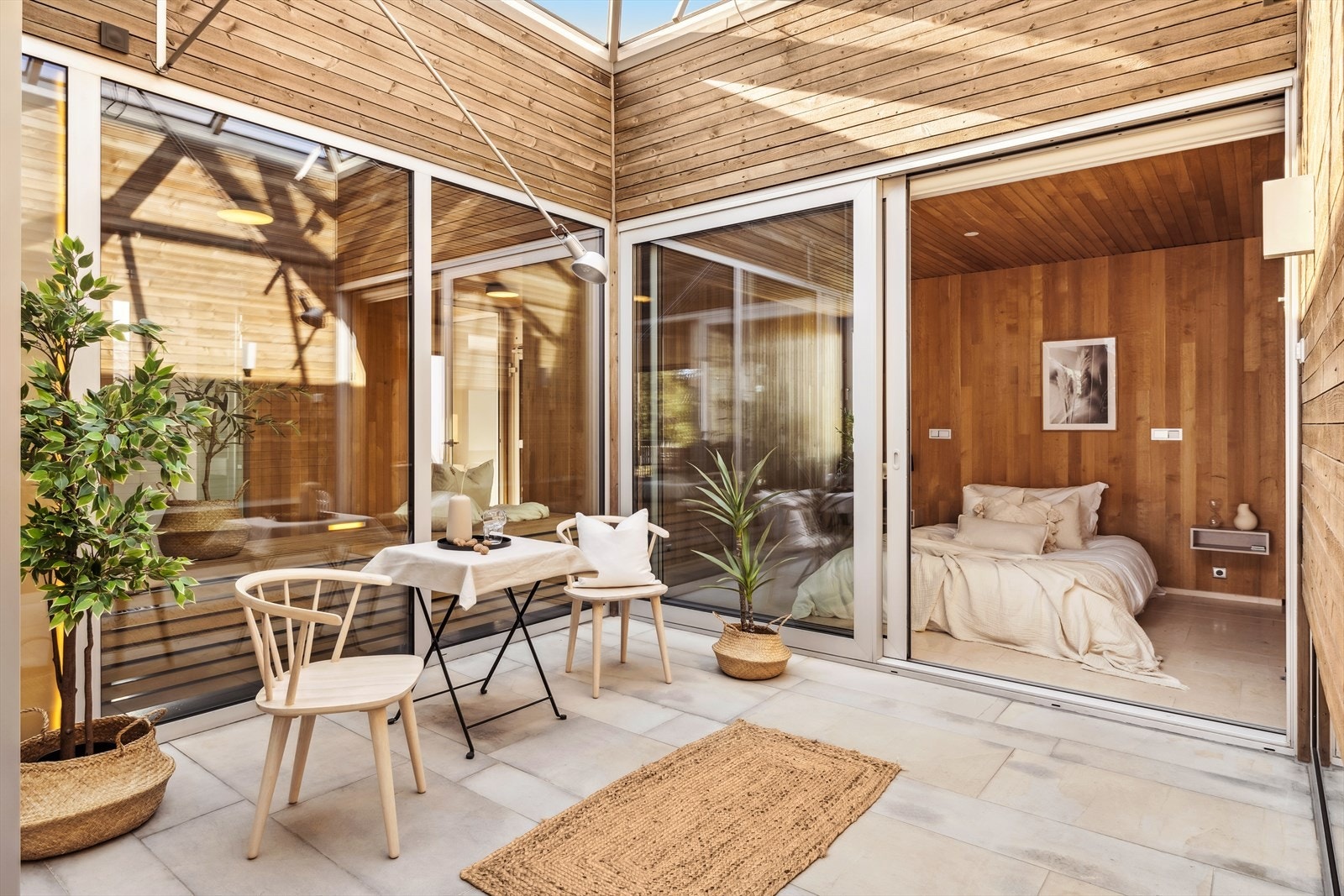 Atriumet gir en sømløs overgang mellom stue og soverom. Galleribilde