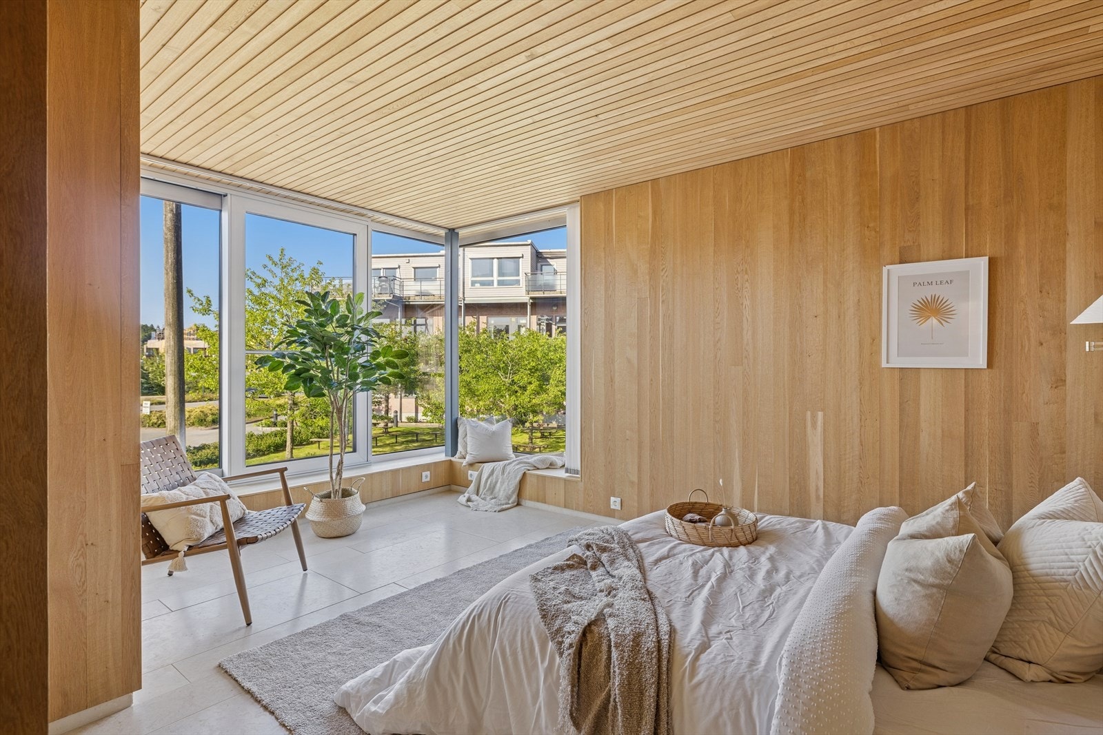 Nydelig gjestedel med eget bad - godt egnet som ekstra soverom eller for besøkende. Store vindusflater gir rommet rikelig med naturlig lys. Galleribilde