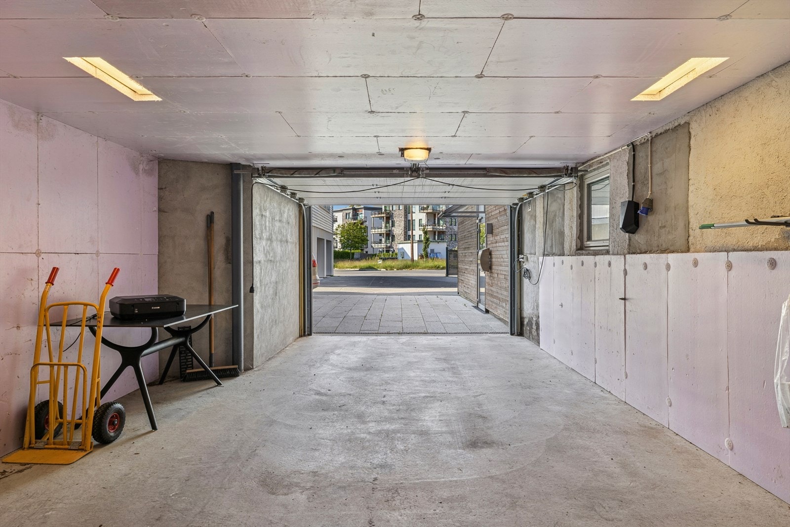 Garasjen er av god størrelse og er blant annet utstyrt med el-billader. Galleribilde
