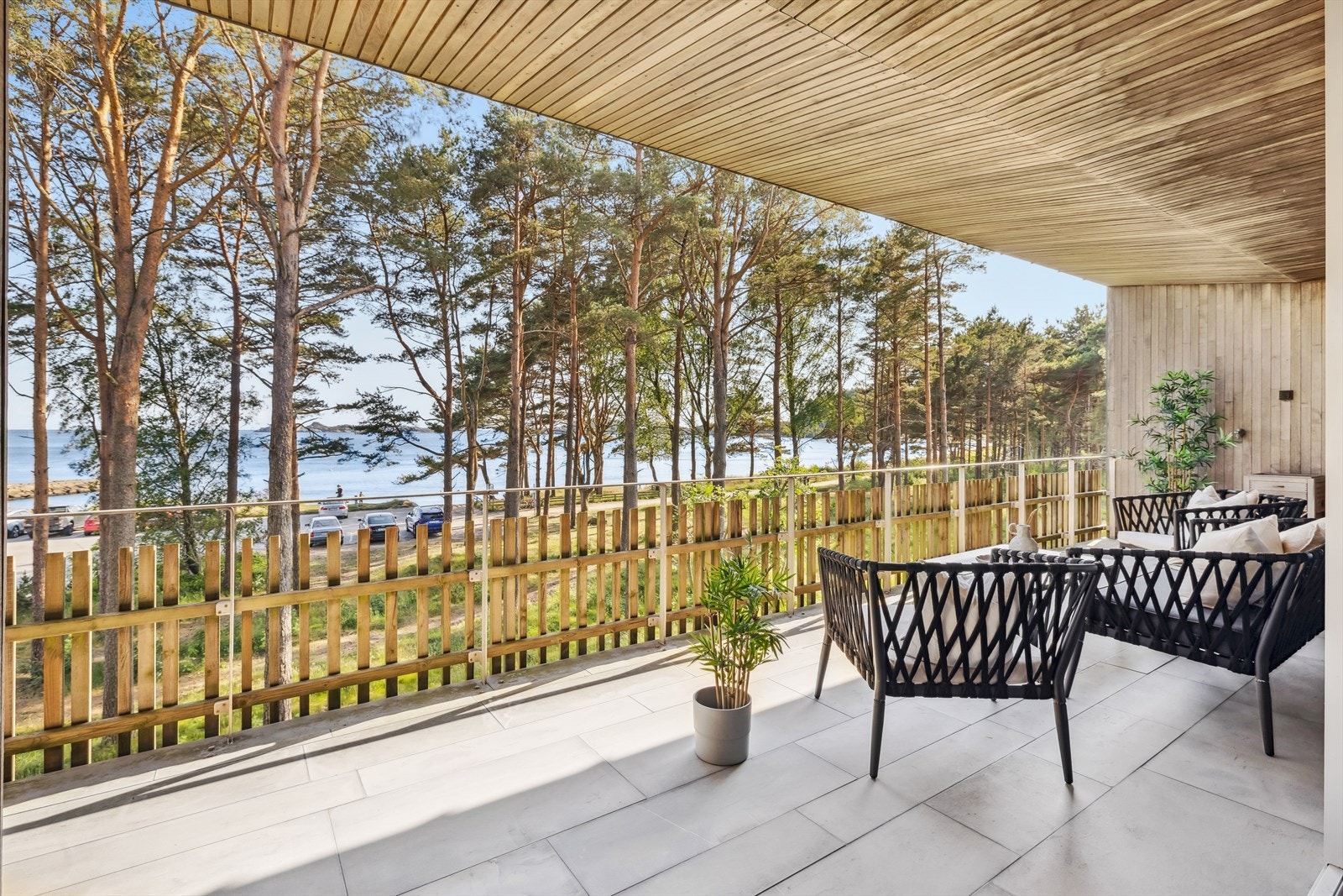 Fra stuen er det utgang til en stor, solrik balkong på 31m2. Galleribilde