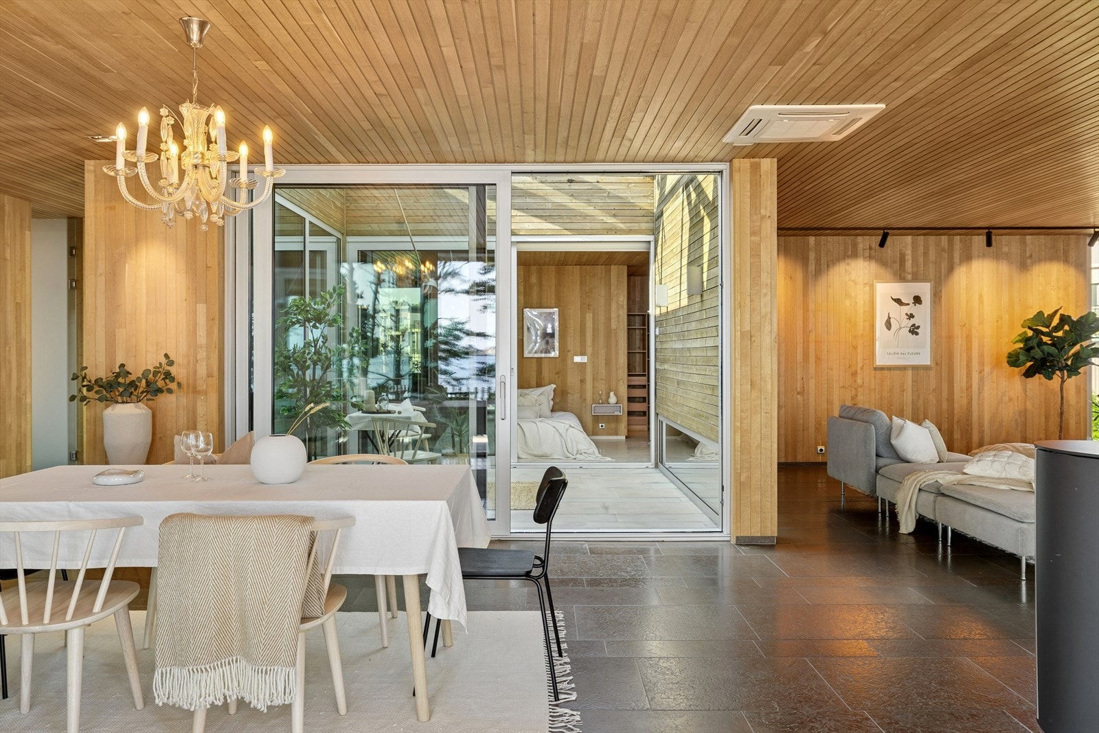 Nydelig innvendig atrium fra stuen. Galleribilde