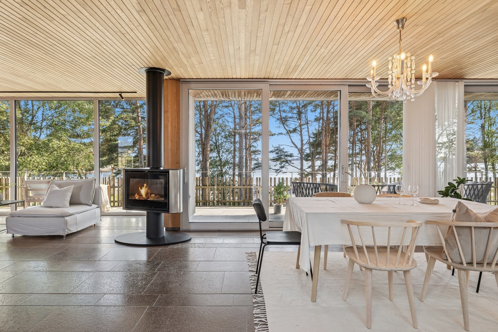 Boligen holder meget høy standard på overflater med fliser på gulver og eikepanel på både vegger og tak i alle etasjer. Galleribilde