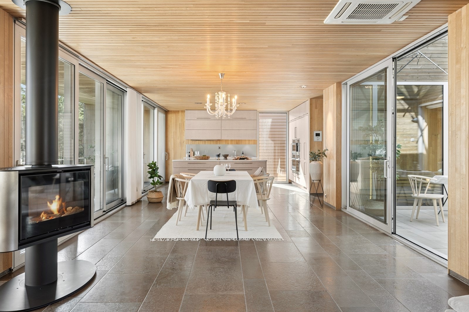 Åpen stue/kjøkkenløsning med meget god plass til spisegruppe og tilhørende møblement. Galleribilde