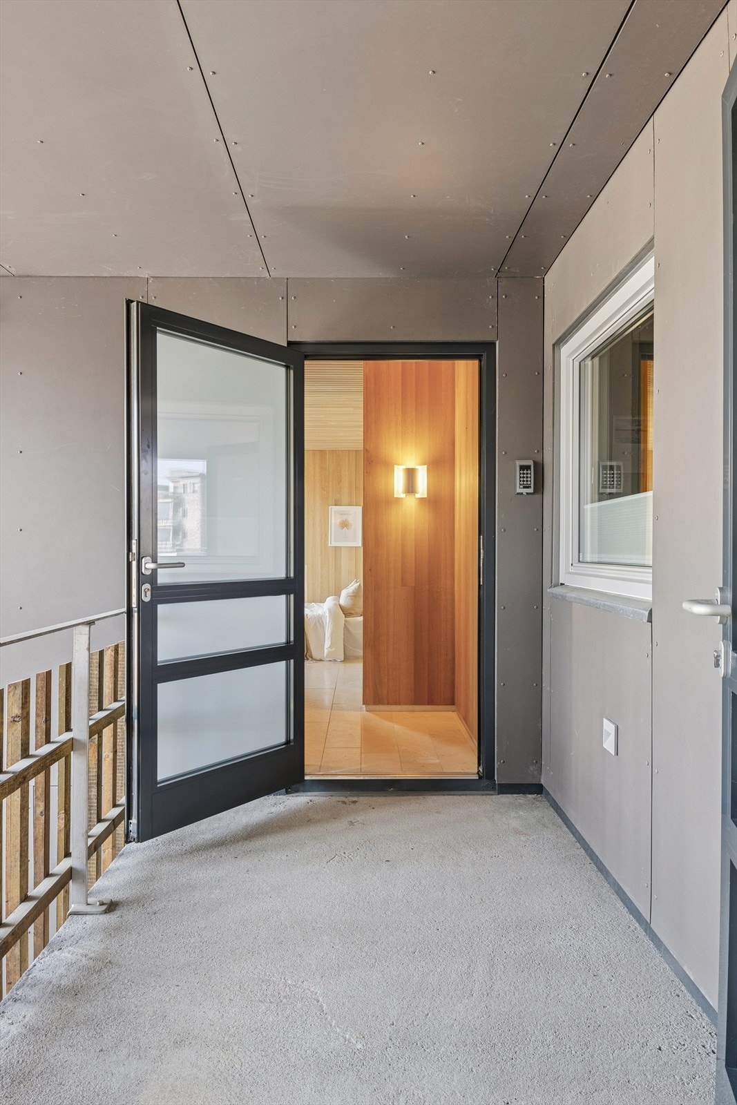 Svalgang til gjestedelen med gang, soverom/stue og bad. Galleribilde