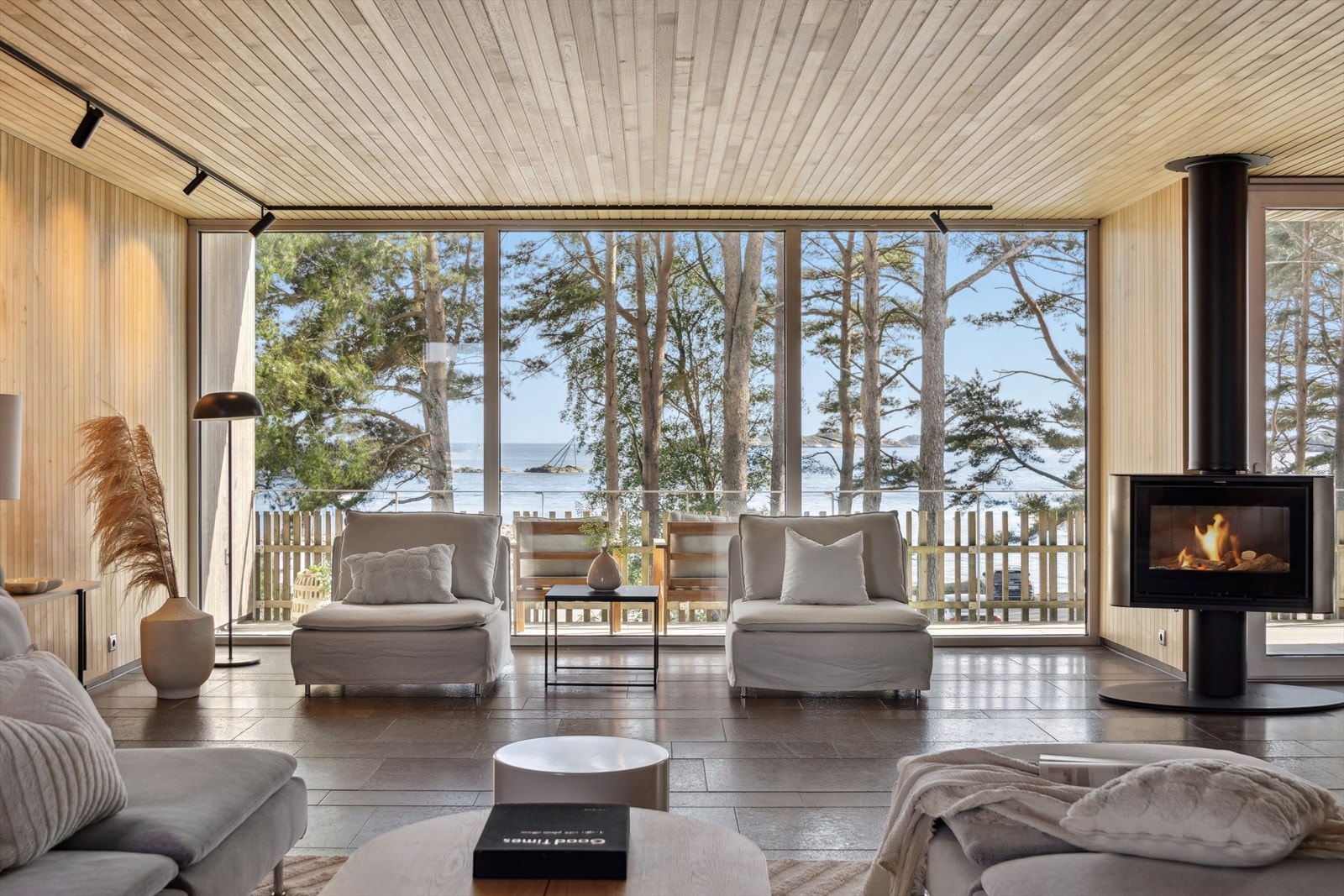 Skyvedører ut til solrik balkong hvor du har nydelig utsikt. Galleribilde