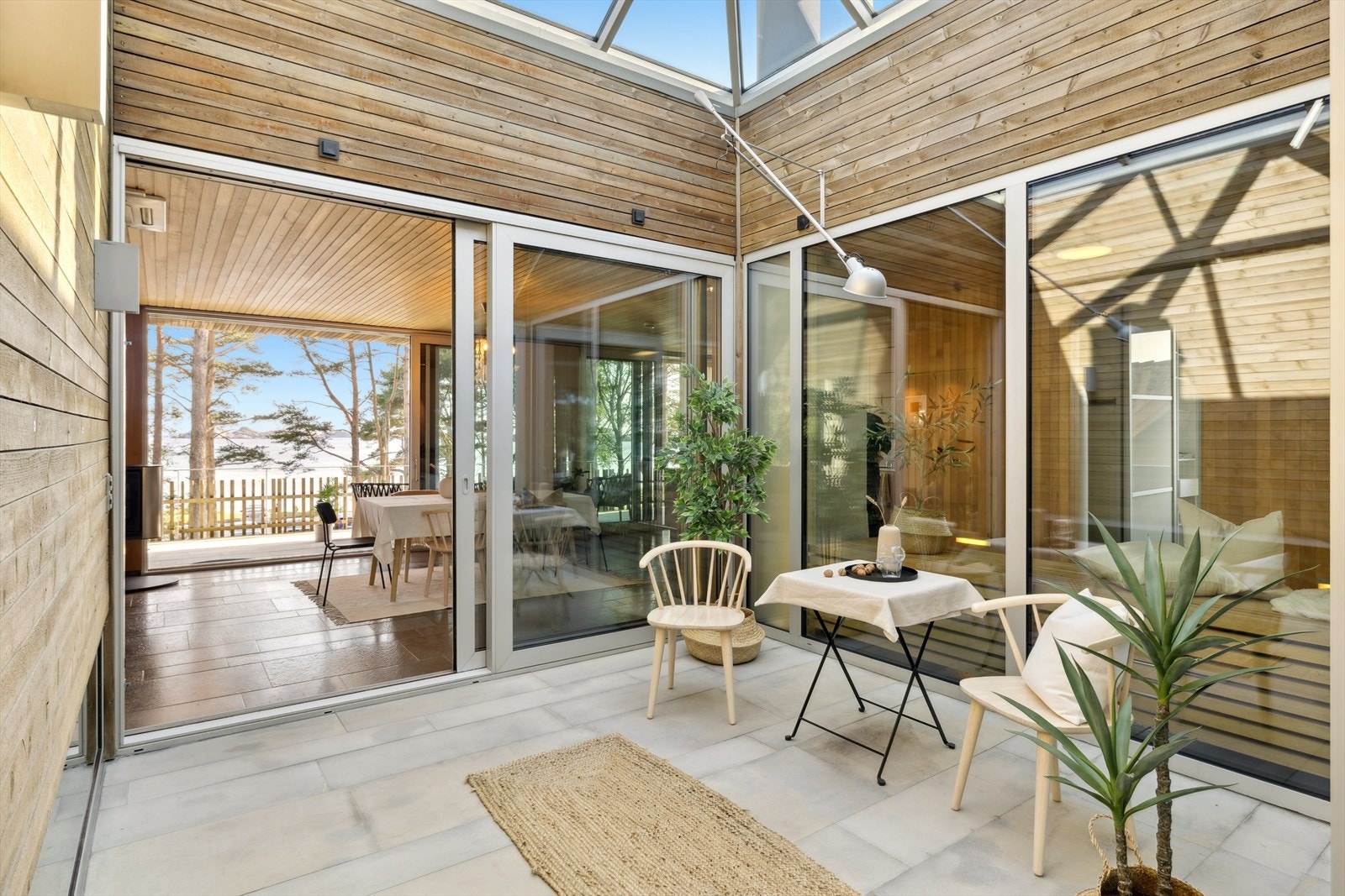 Lyst og innbydende atrium med lune trefasader og store glassflater som slipper inn rikelig med dagslys. Galleribilde