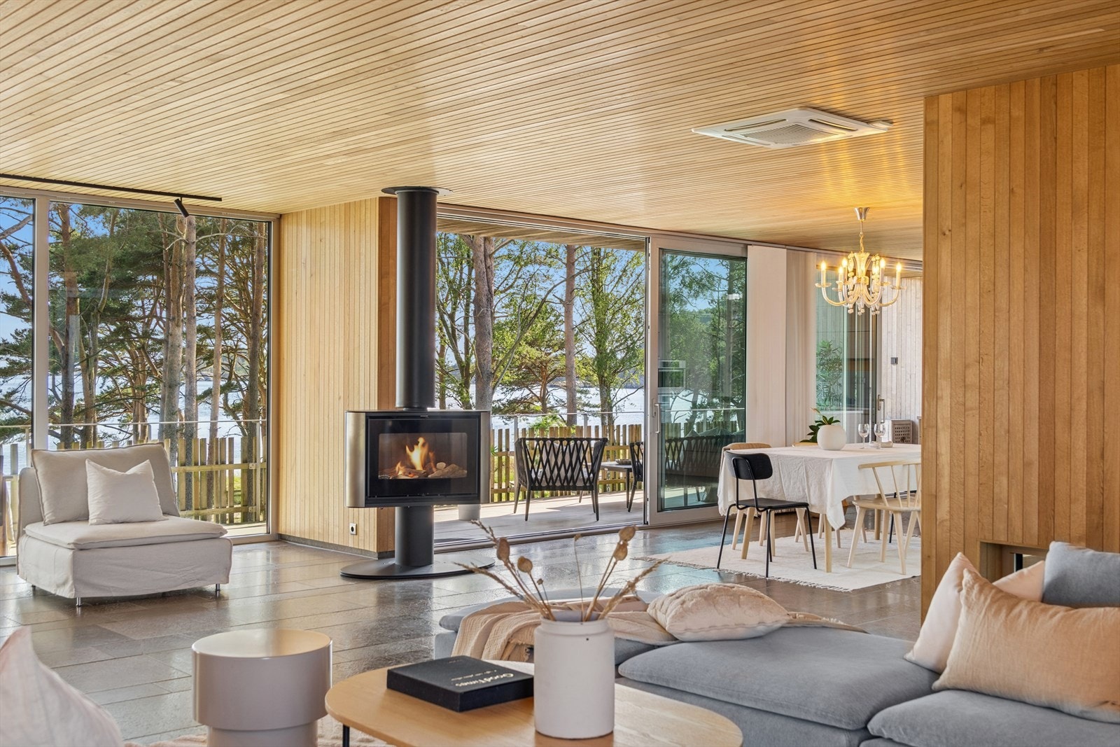 Her har du en svært romslig stue, med store vindusflater som slipper inn rikelig med naturlig lys. Galleribilde