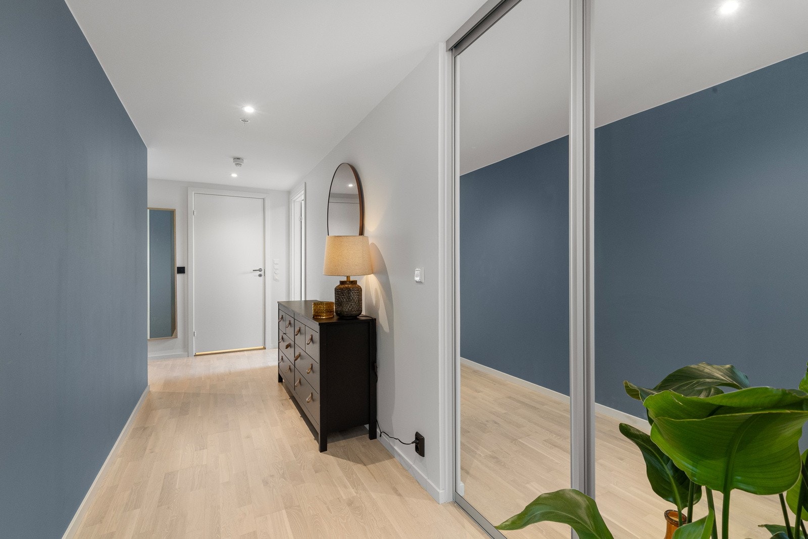 Egen walk-in garderobe/innvendig bod i leiligheten for oppbevaring. Galleribilde