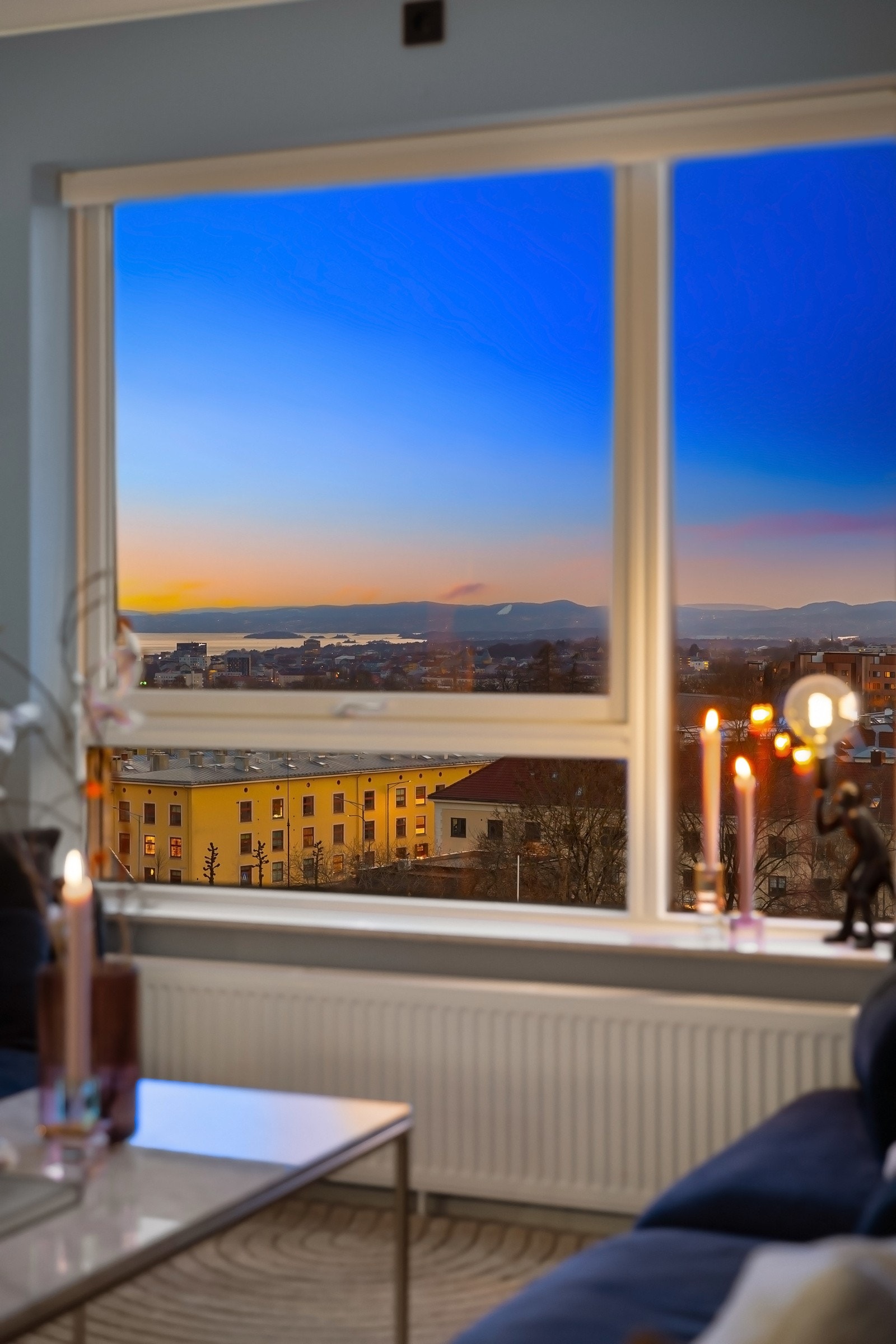 De store, moderne vindusflatene gir fantastiske utsiktsforhold i stuen. Galleribilde