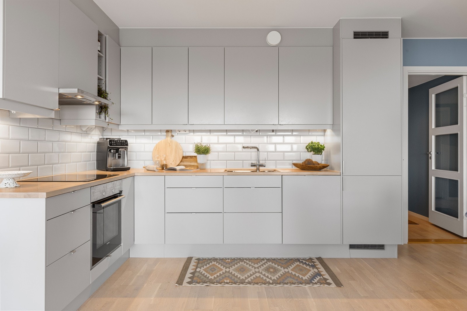 Stilrent og moderne kjøkken med alle hvitevarer integrert. Galleribilde