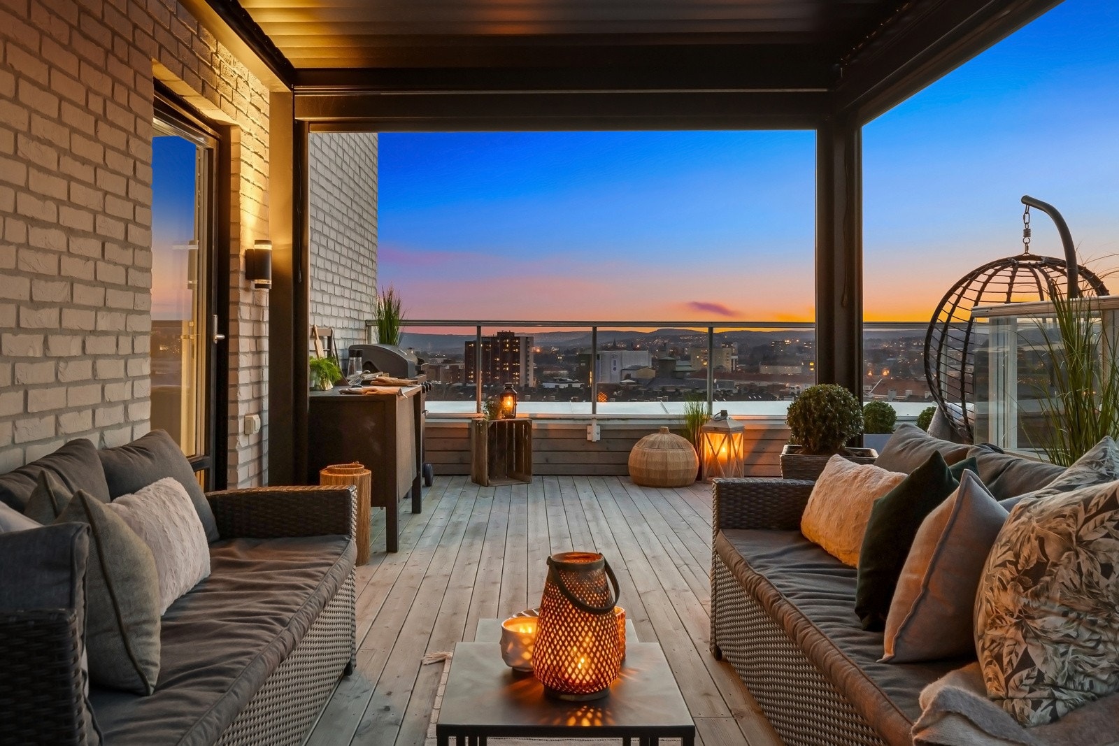 Leiligheten kan bl.a skilte med en fantastisk takterrasse på 63 m2 med fjordutsikt og sol hele dagen. Galleribilde