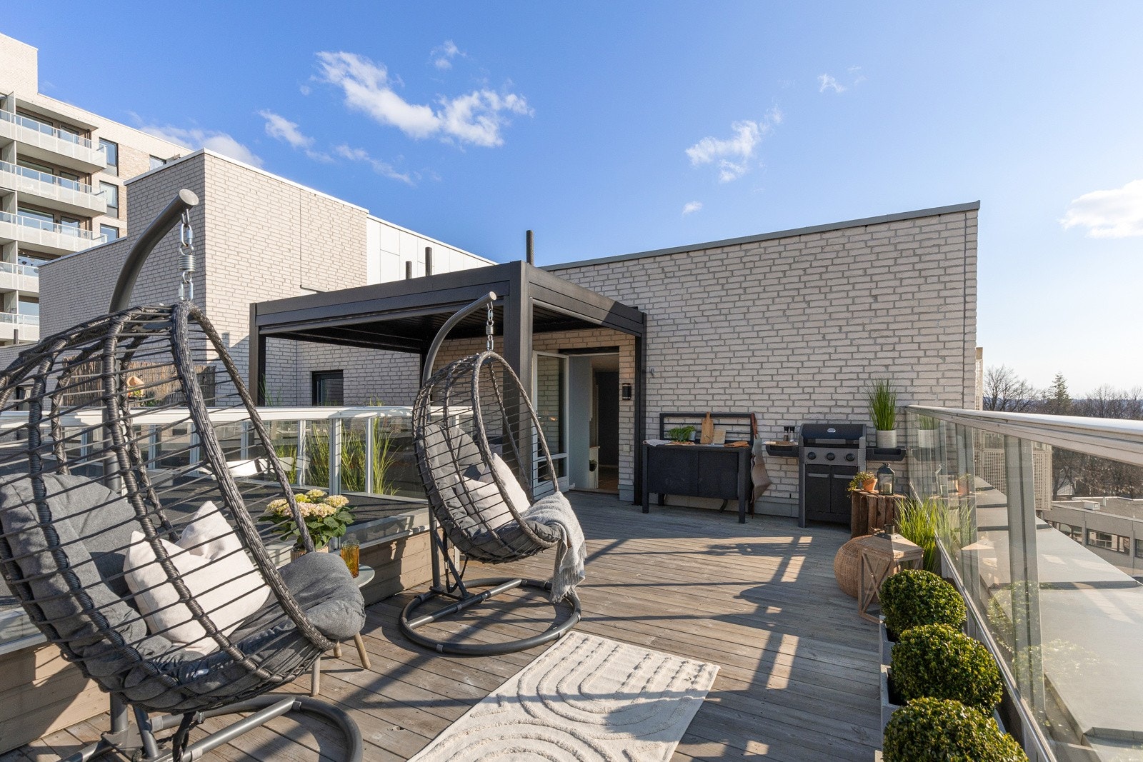 Her bor du i byggets øverste etasje, høyt og fritt, og med god avstand til bygninger i front. Galleribilde