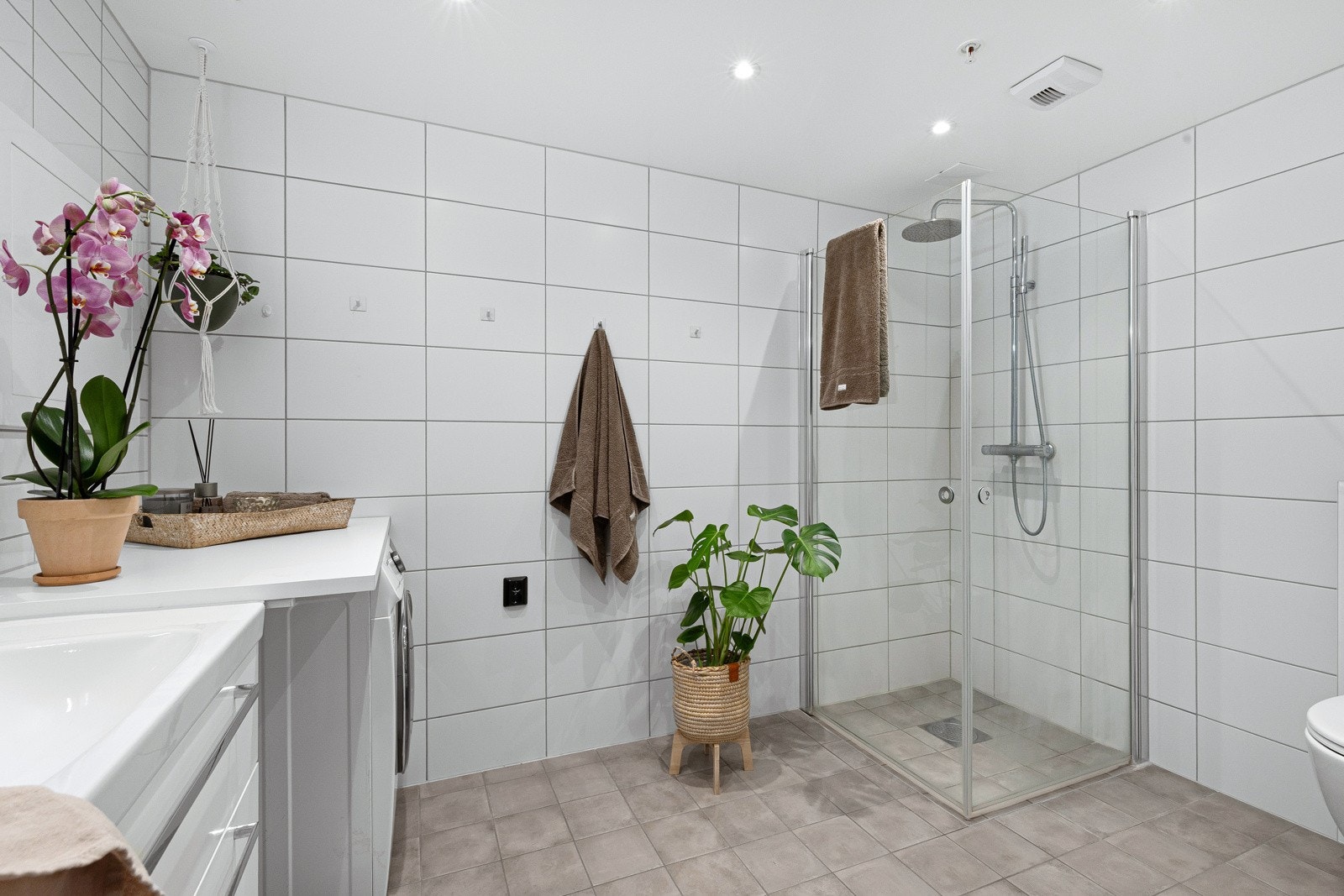 Tidløse flisvalg og stilren innredning. Galleribilde