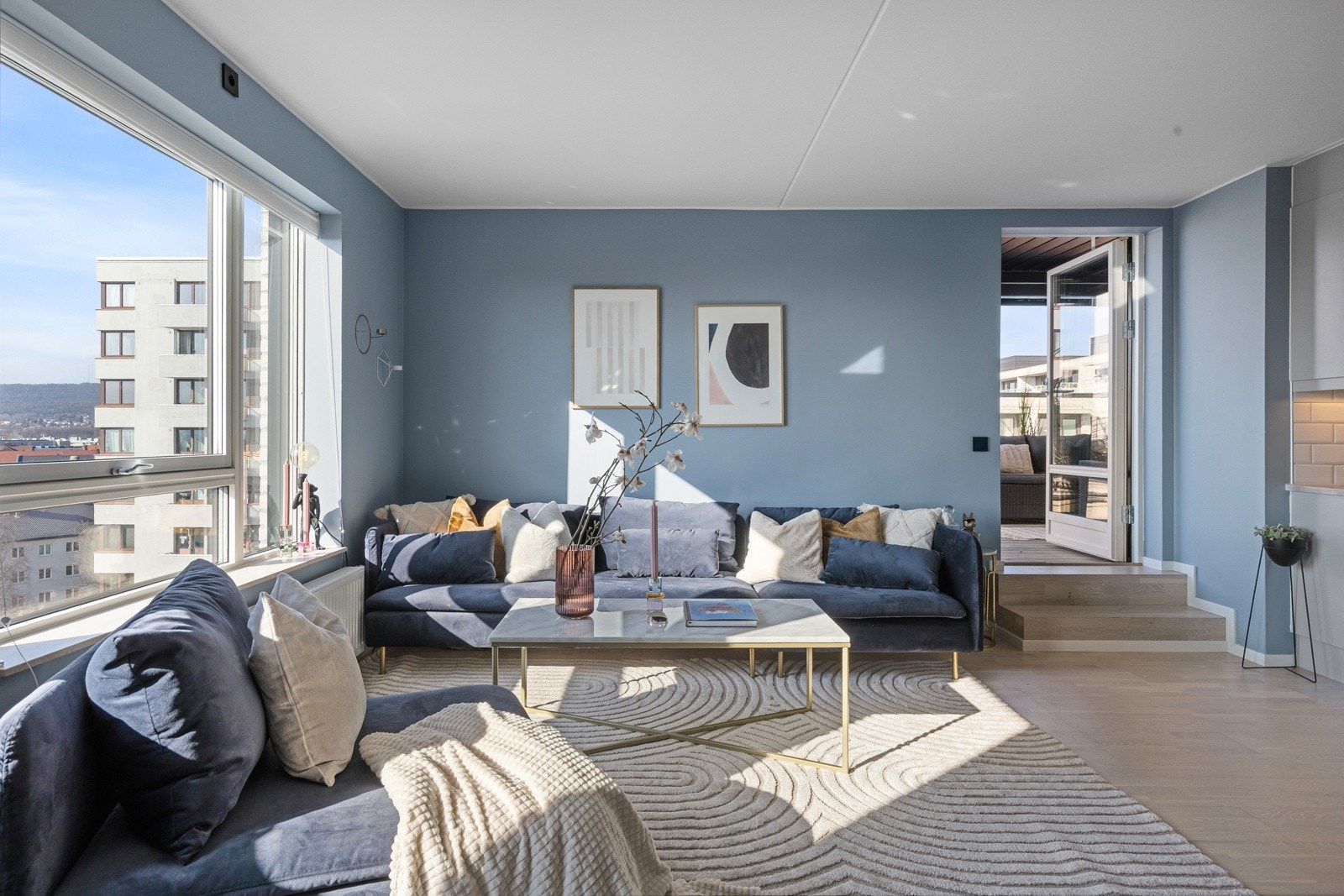 De store vindusflatene gir mye lysinnslipp til leiligheten og en luftig romfølelse. Galleribilde