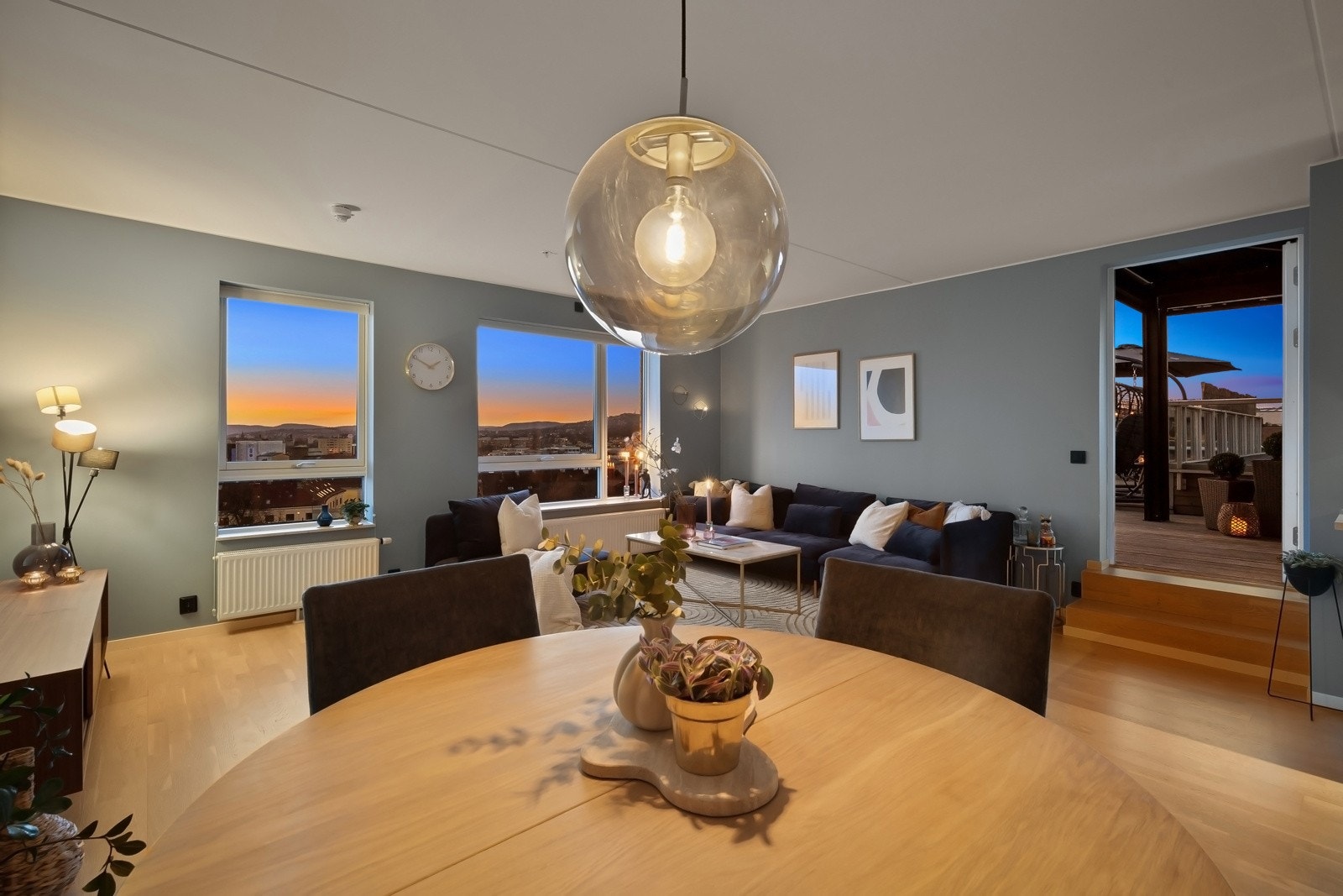 Stuen har lysinnslipp fra to himmelretninger, som gir rommet en svært god og luftig atmosfære. Galleribilde