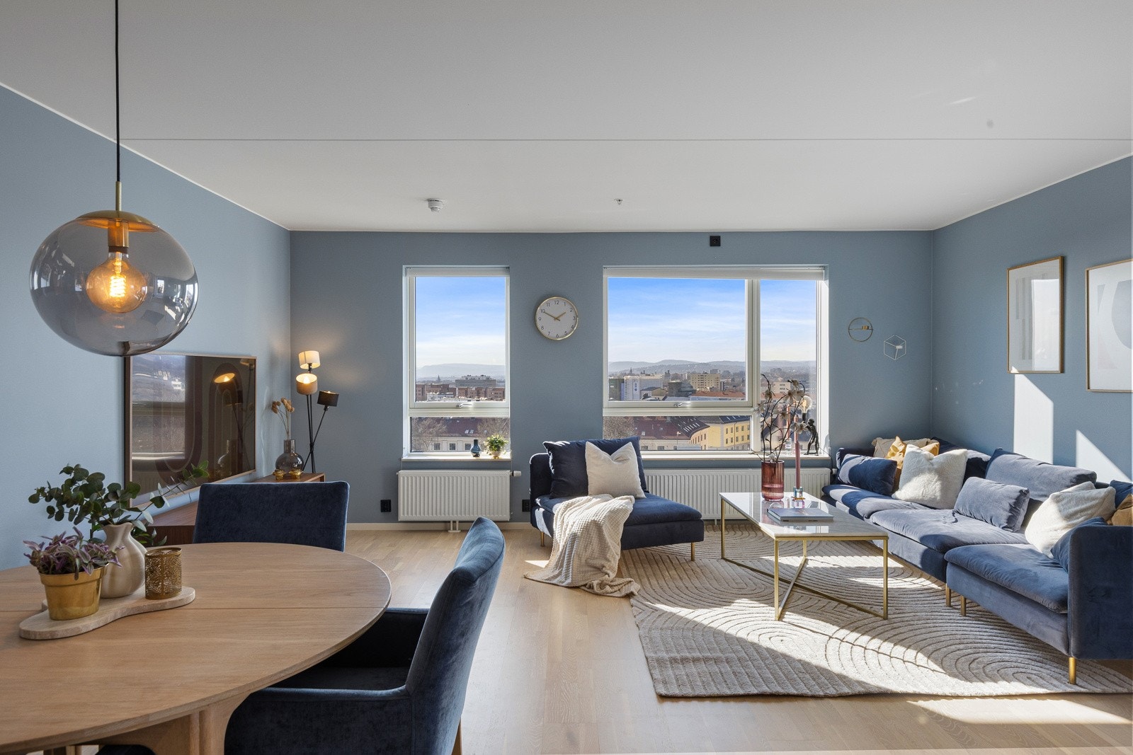 Stue med vidstrakt utsikt fra Holmenkollen til fjorden. Galleribilde