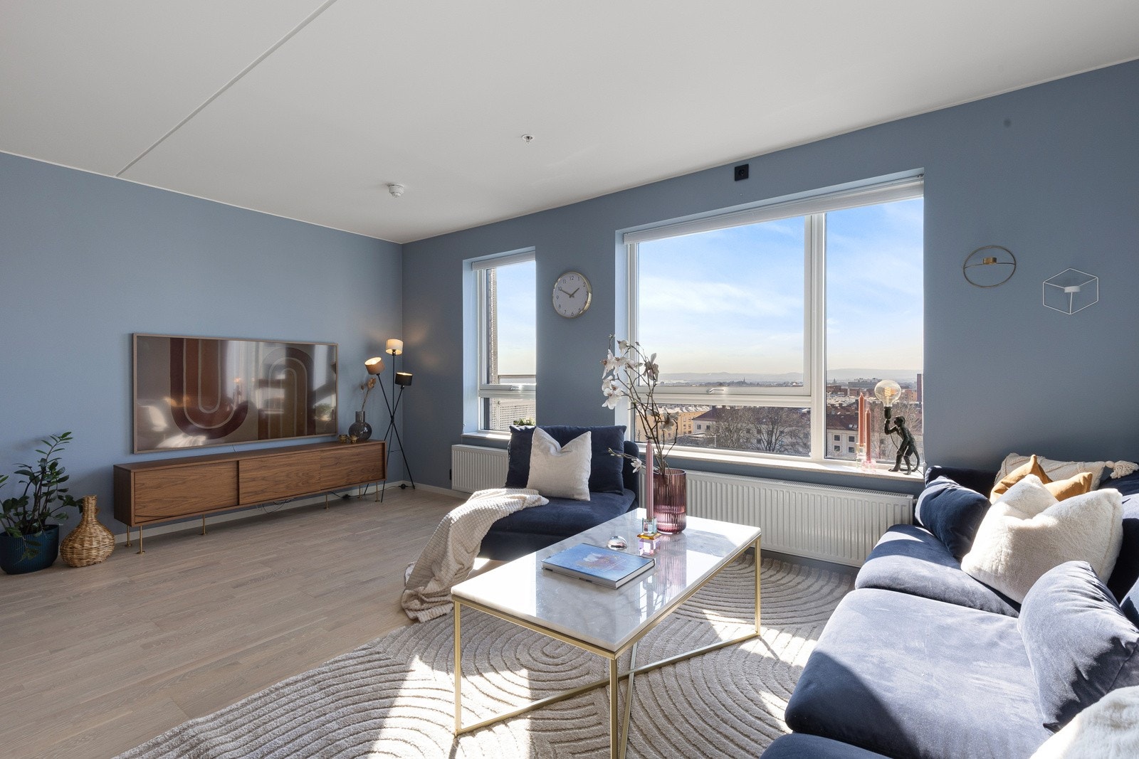 Det er fantastisk utsikt fra stuen uten sjenerende bebyggelse i front. Galleribilde