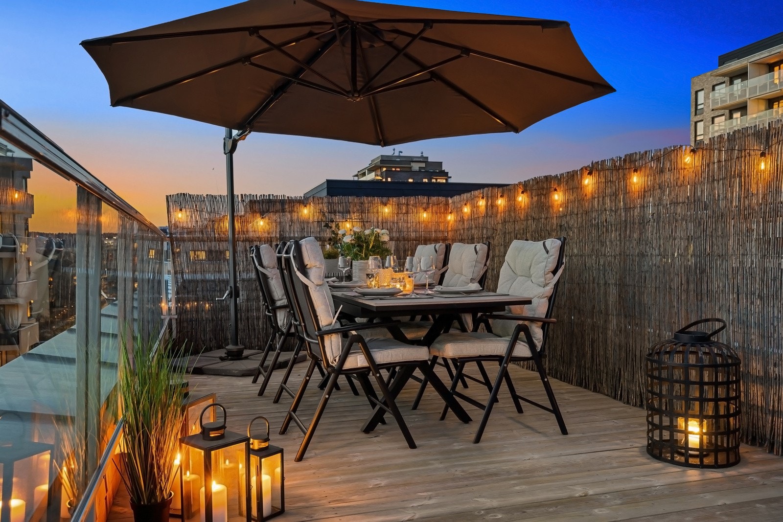 Terrassen strekker seg i en 90 graders vinkel - her får du både morgen- og kveldssol. Galleribilde