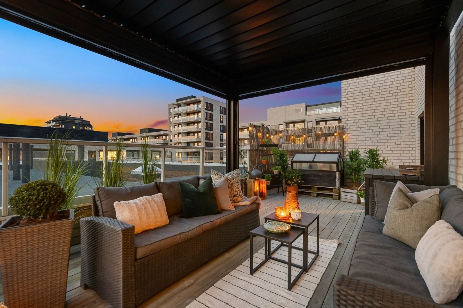 Det er god plass til lounge, sittegrupper, spisestue, grill m.v. Galleribilde