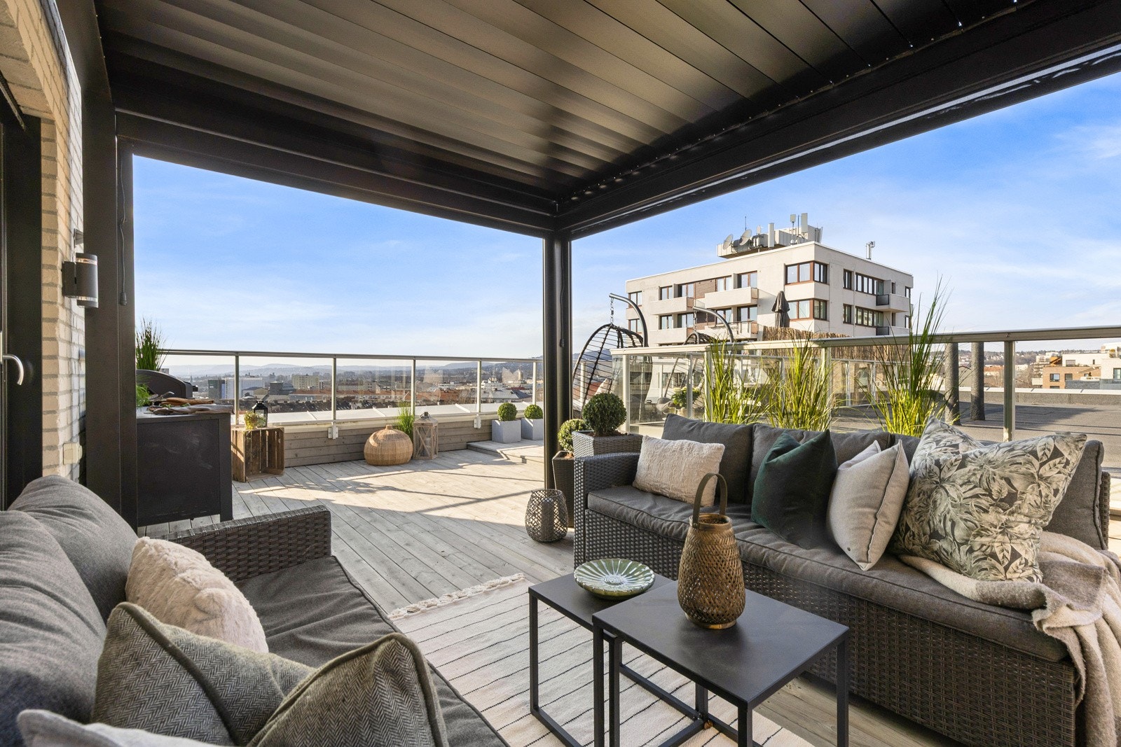 Pergola på terrassen som øker bruksmuligheten. Galleribilde