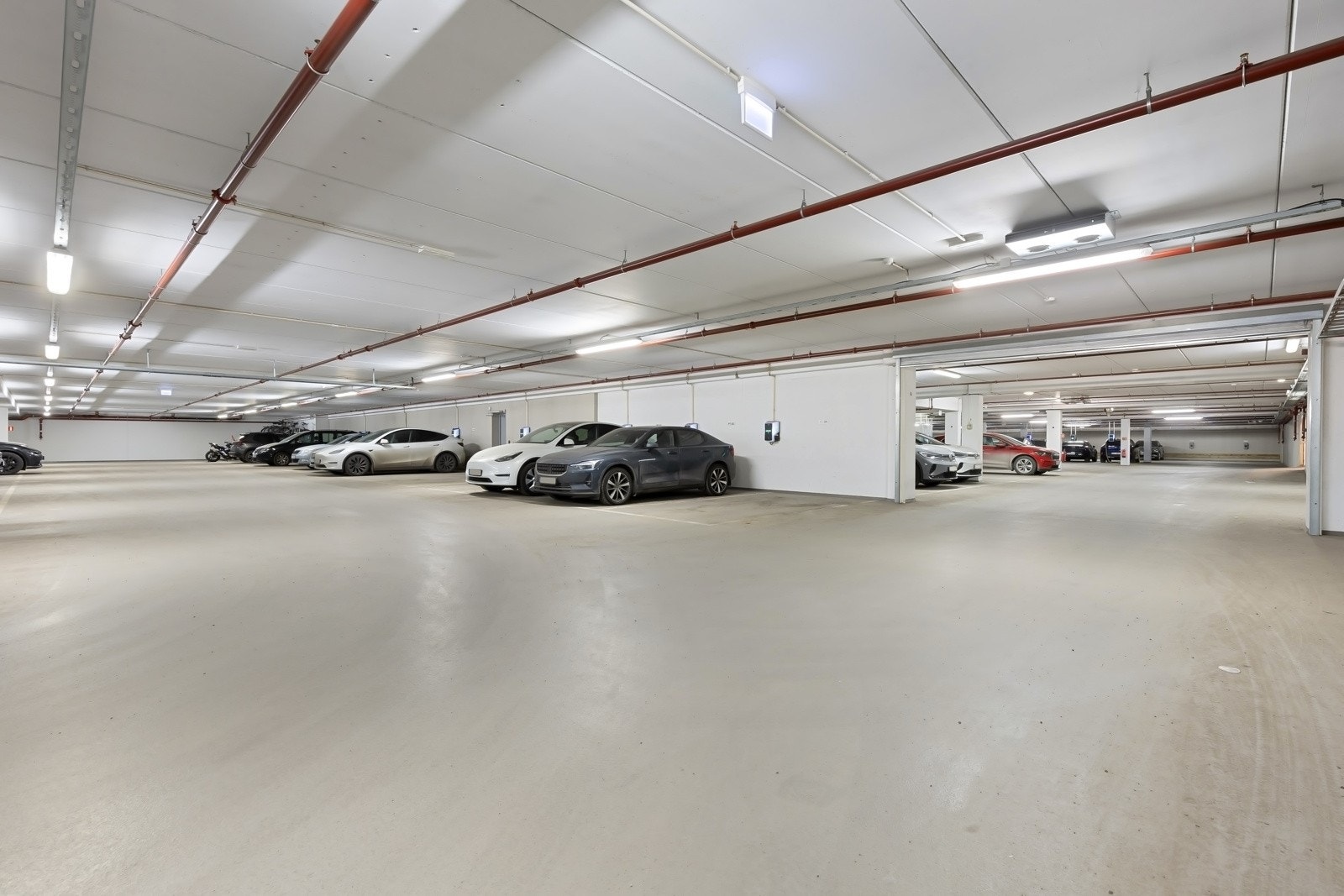 Kjøper gis opsjon på kjøp av stor ende-garasjeplass med lader til elbil. for kr. 450 000. Galleribilde