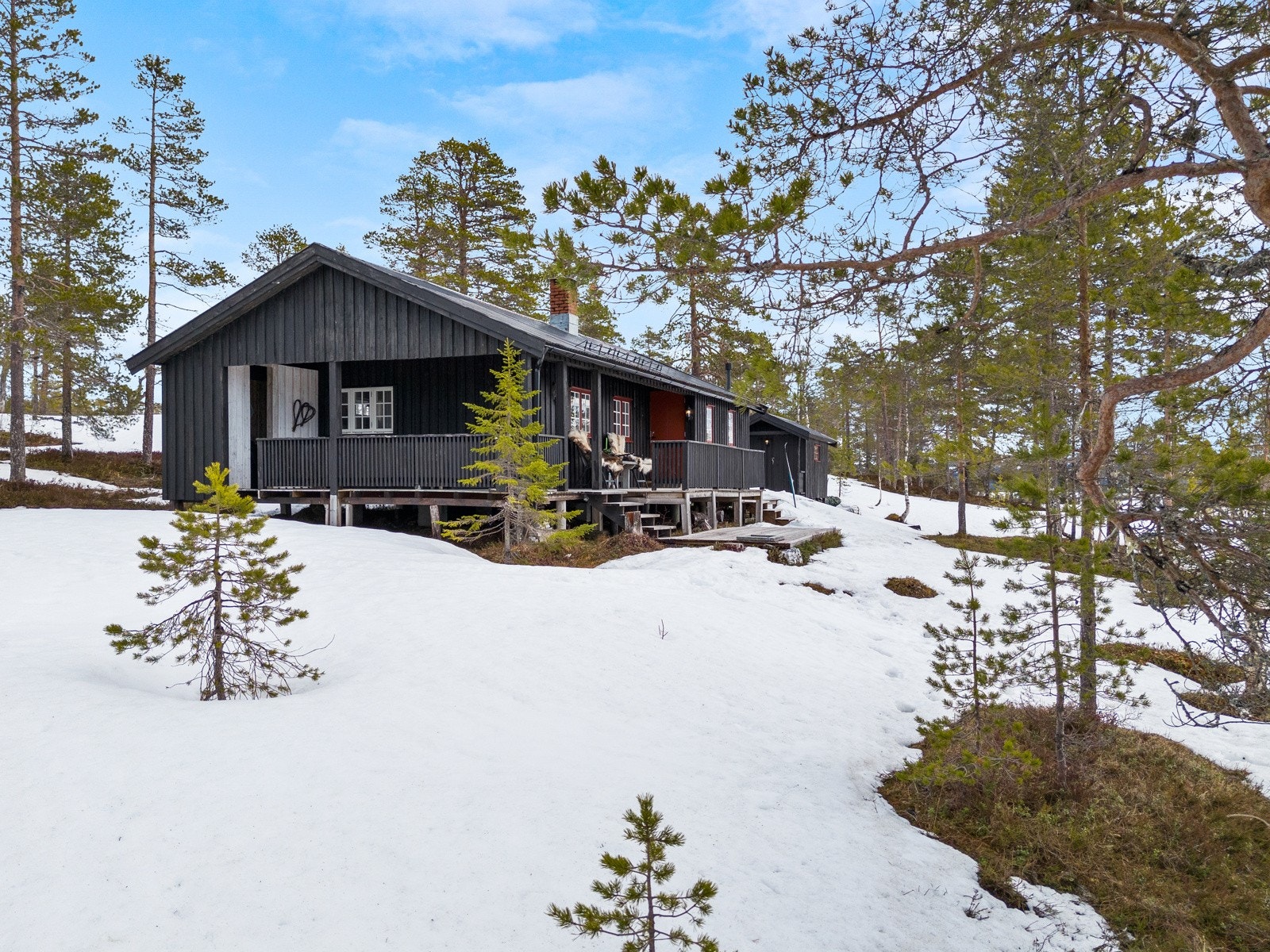 Hytta har selveid tomt og ligger på et høydedrag med fin utsikt. Galleribilde