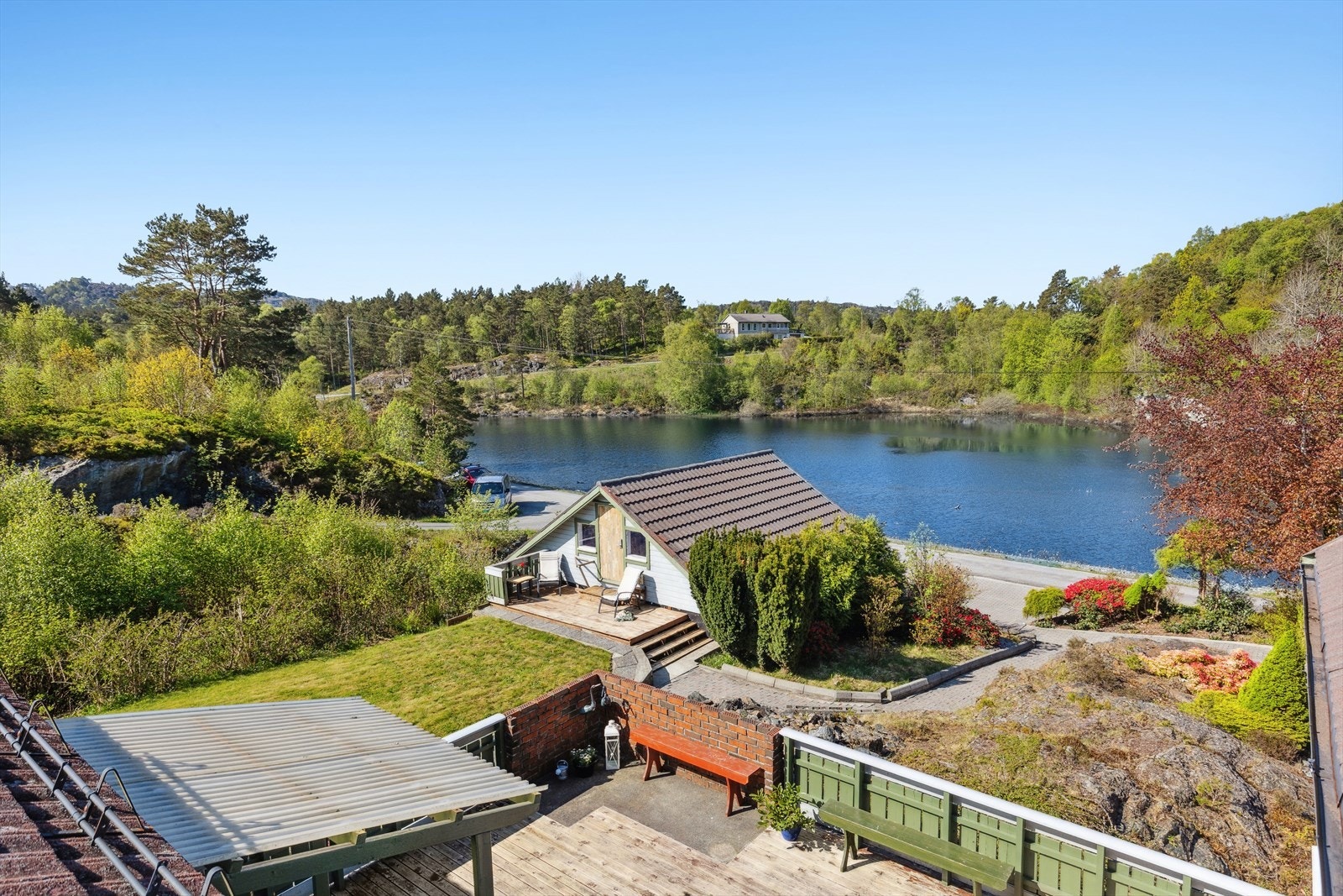Boligen ligger i et naturskjønt område like ved Steinvågtjørna! Galleribilde