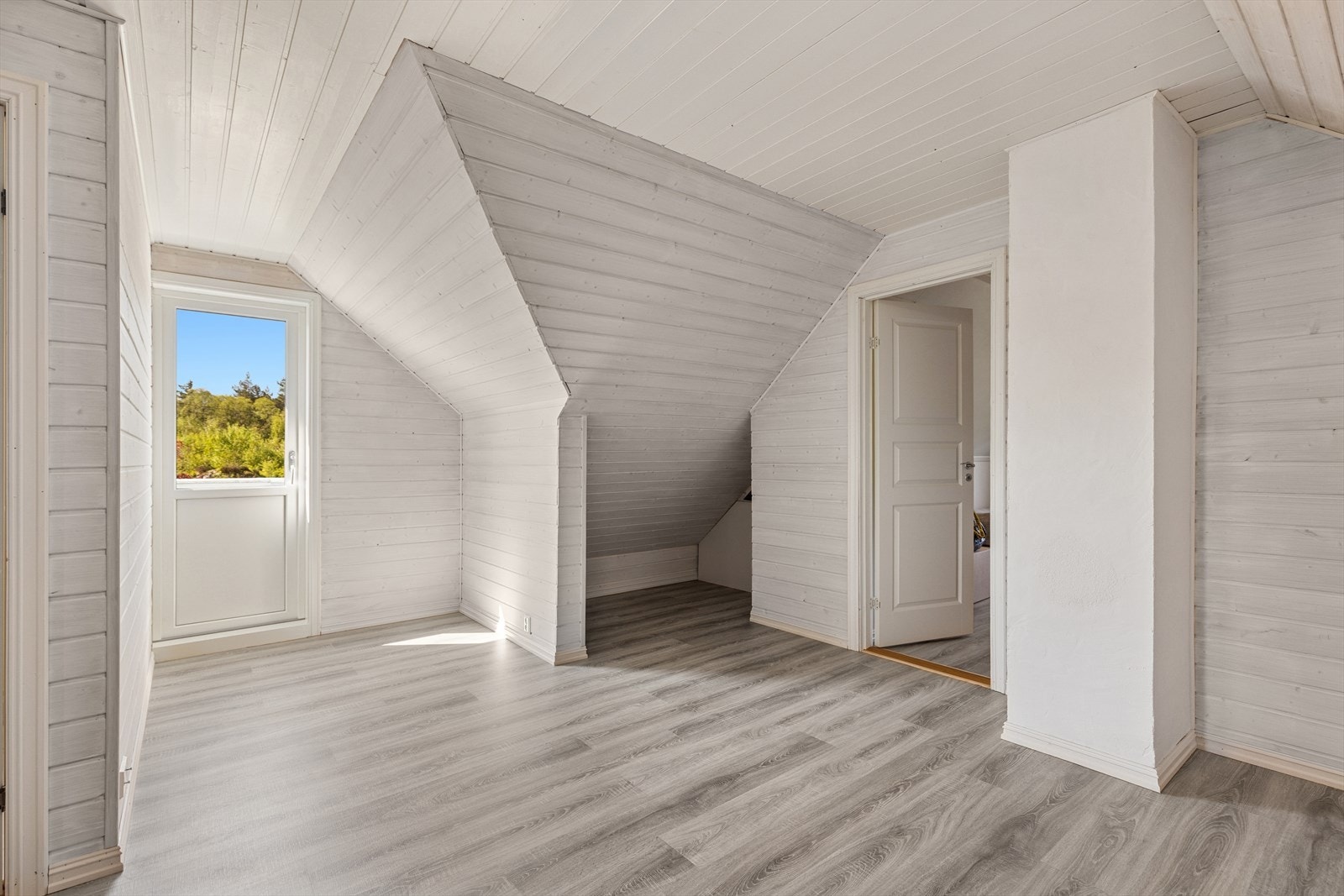 Loftsetasje nye del er meget innholdsrik. Utgang til balkong. Galleribilde