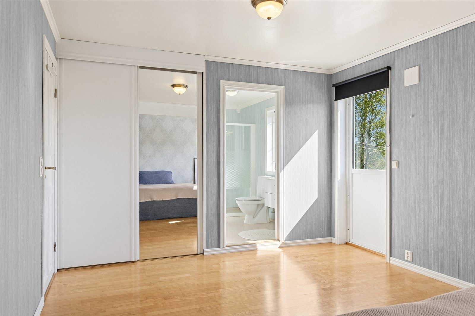 Stor skyvedørsgarderobe. Utgang til balkong. Galleribilde